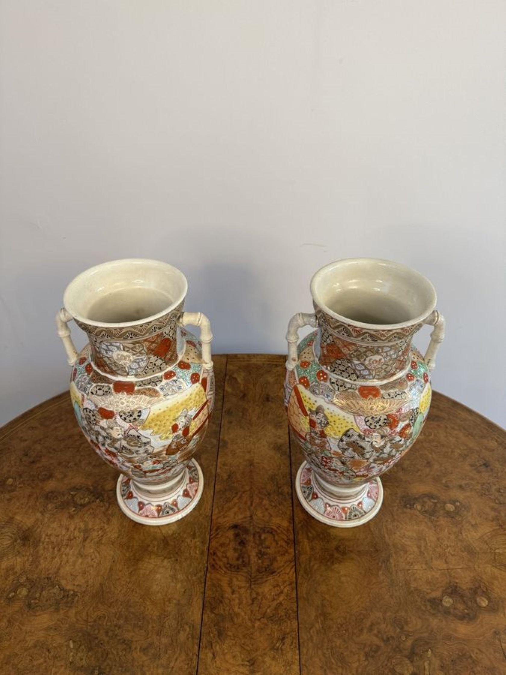 20ième siècle Paire de grands vases japonais anciens de satsuma  en vente