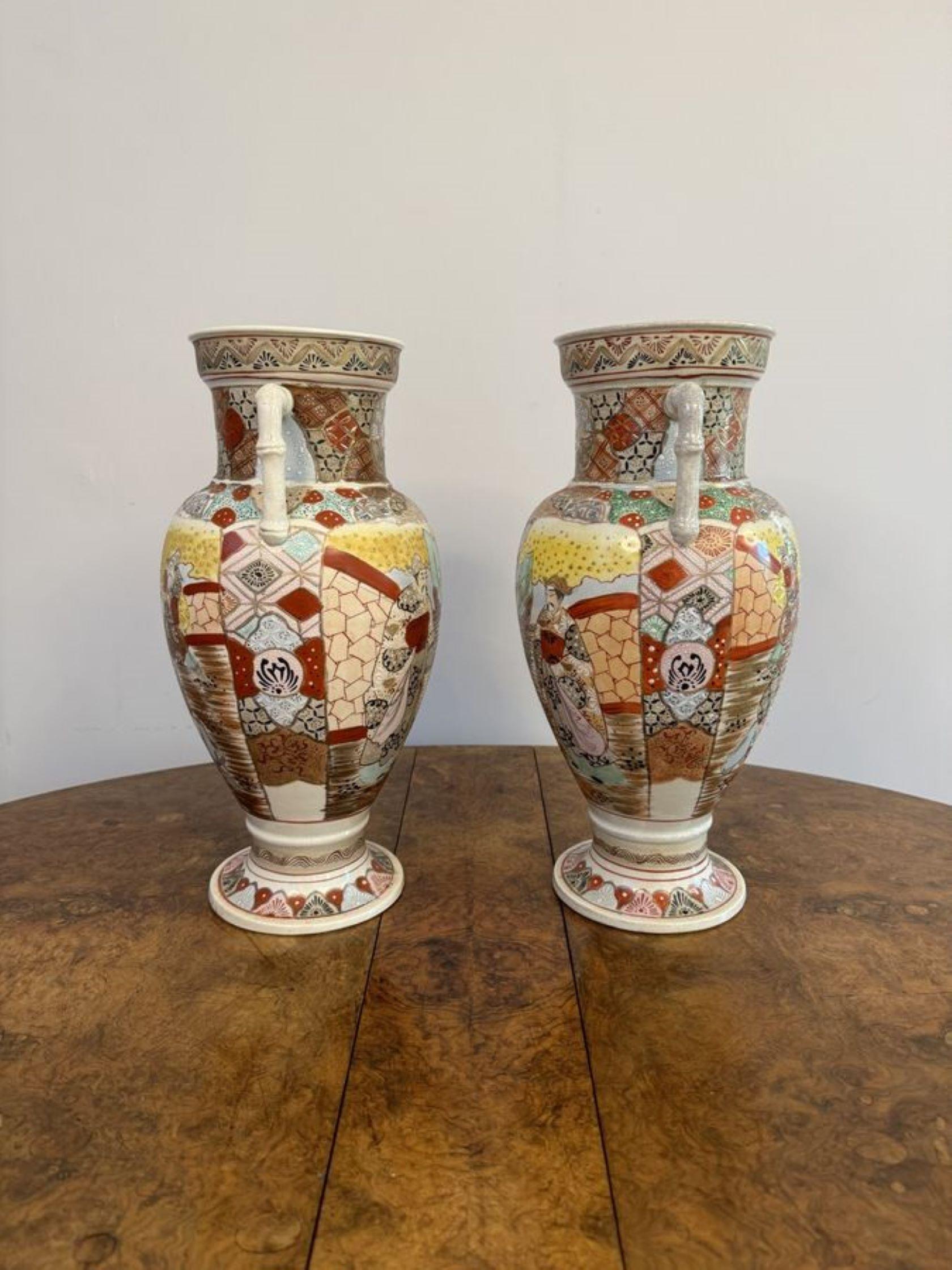 Céramique Paire de grands vases japonais anciens de satsuma  en vente