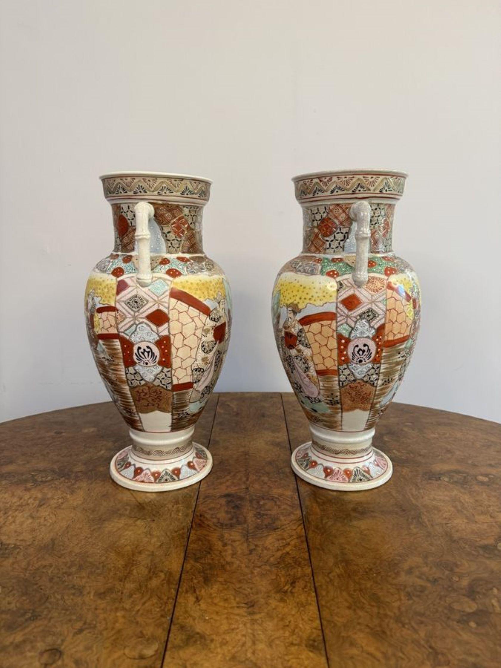 Ceramica Coppia di vasi Satsuma giapponesi antichi e di qualità in vendita
