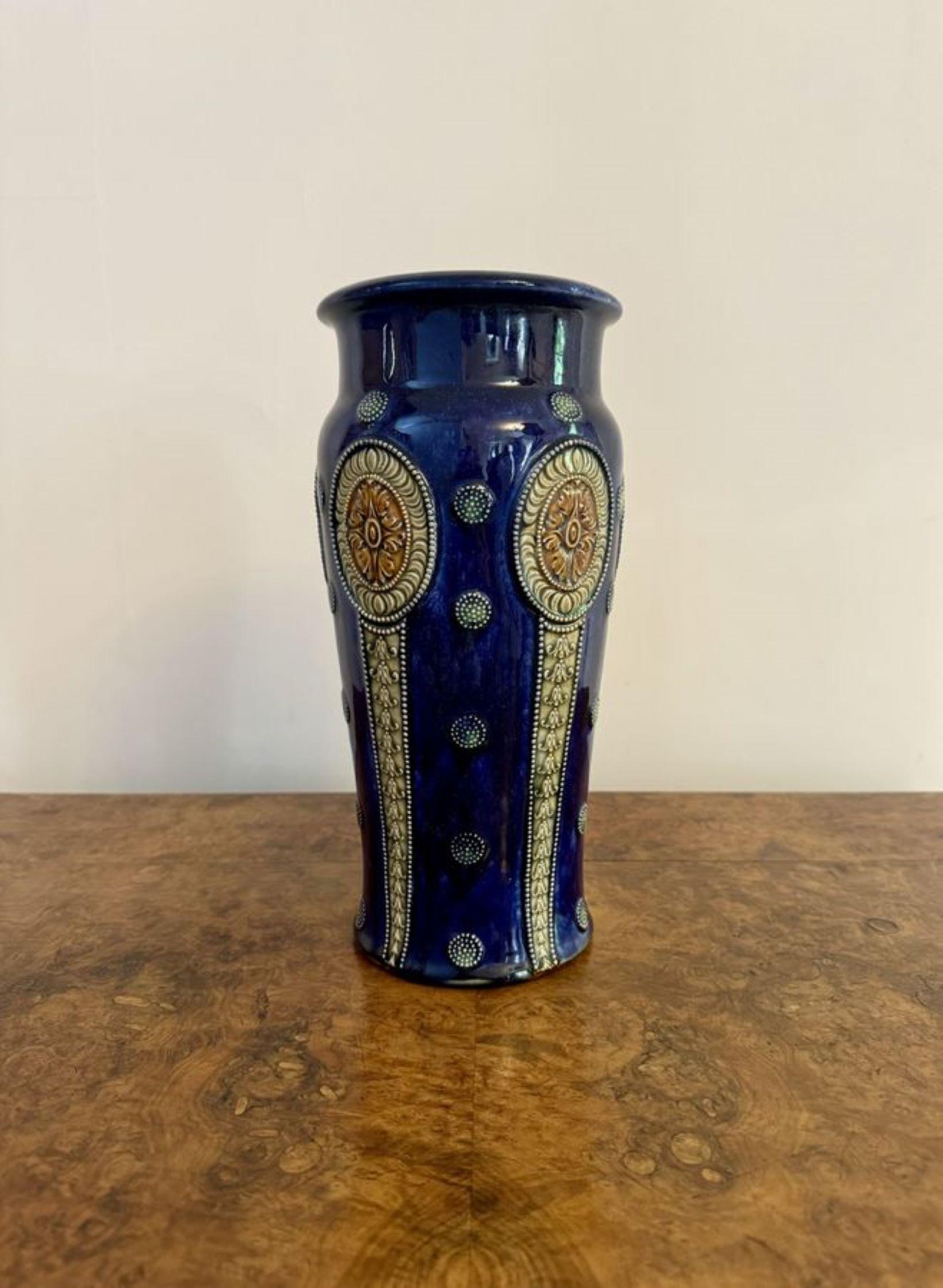 Pareja de grandes jarrones antiguos Royal Doulton de Ethel Beard. Pareja de grandes jarrones antiguos Royal Doulton con fondo azul decorado con motivos circulares en sorprendentes colores verde y marrón. Sellado y firmado en la base como se muestra.