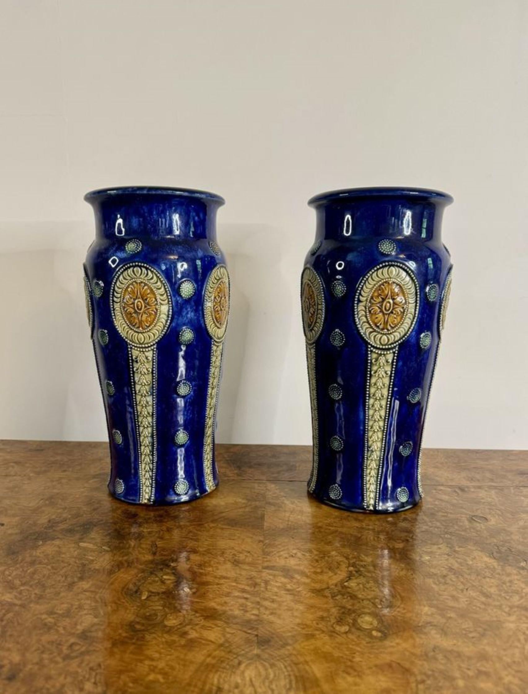 Pareja de grandes jarrones antiguos Royal Doulton de Ethel Beard Cerámico en venta