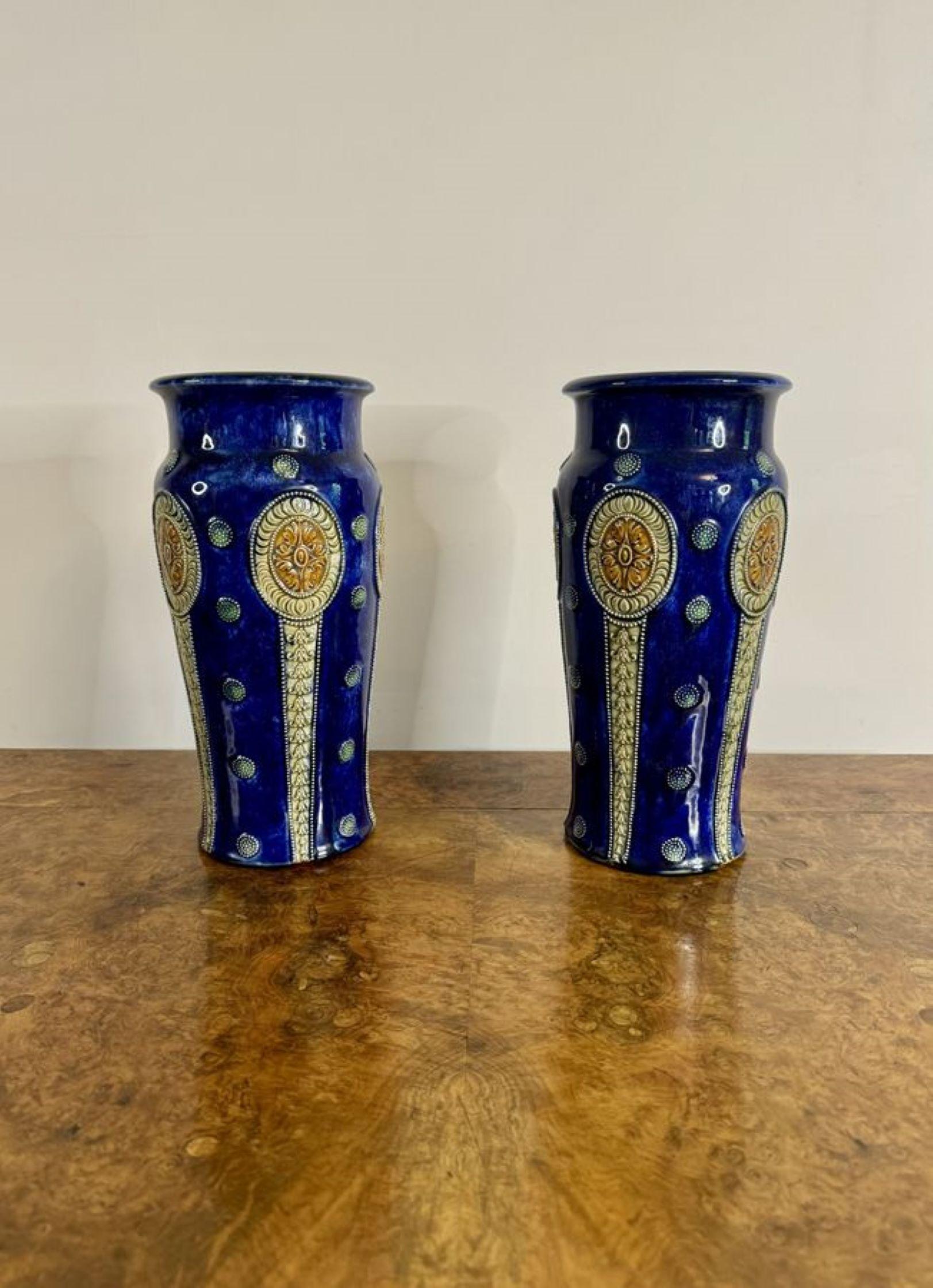 Pareja de grandes jarrones antiguos Royal Doulton de Ethel Beard en venta 1