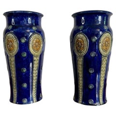 Coppia di grandi vasi antichi di qualità di Royal Doulton di Ethel Beard