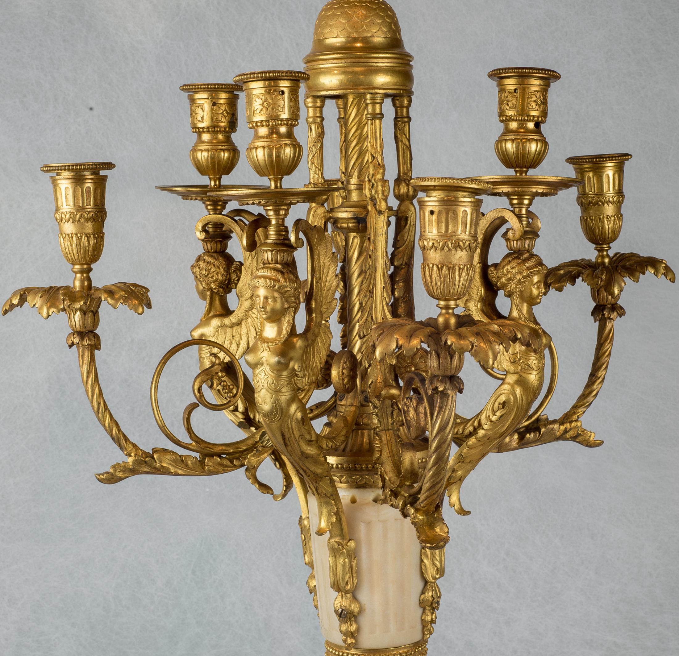Hochwertiges Paar acht-Licht-Kandelaber aus vergoldeter Bronze und Marmor im Louis-XVI-Stil (Französisch) im Angebot