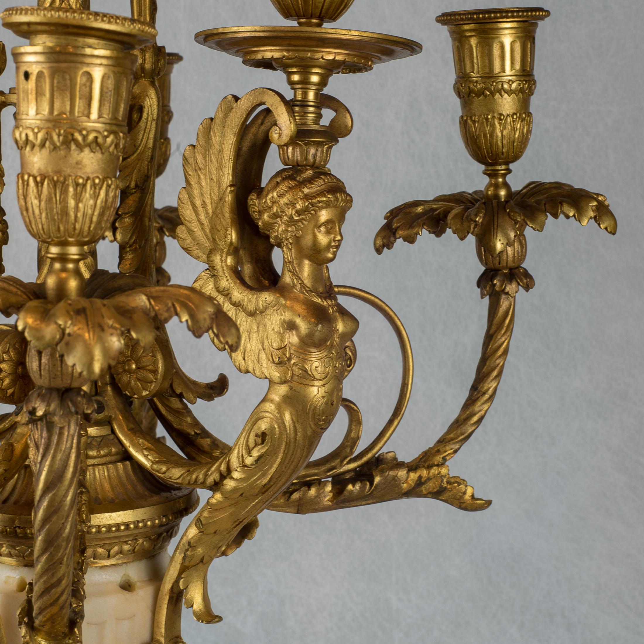 Hochwertiges Paar acht-Licht-Kandelaber aus vergoldeter Bronze und Marmor im Louis-XVI-Stil (Vergoldet) im Angebot