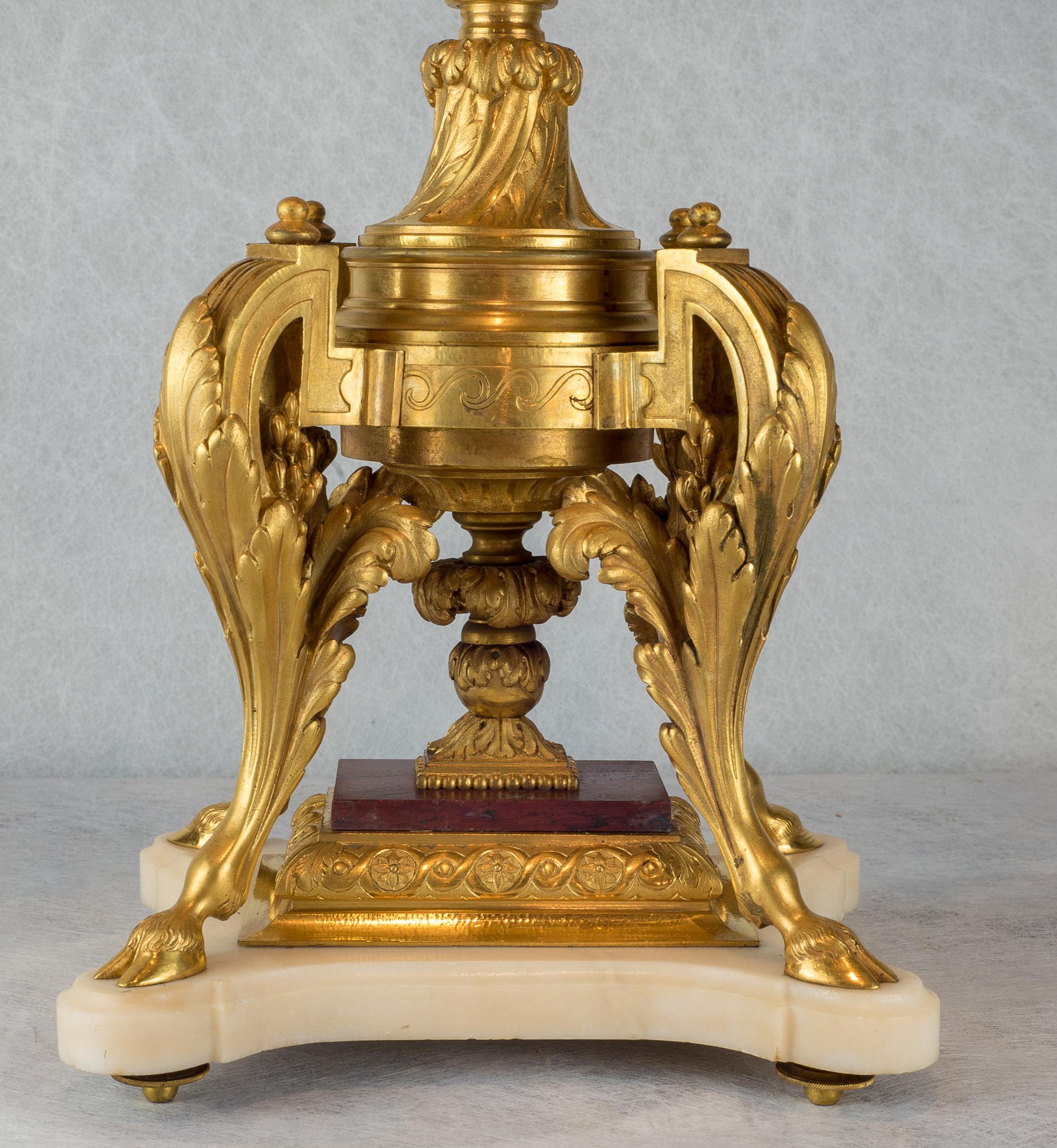 Hochwertiges Paar acht-Licht-Kandelaber aus vergoldeter Bronze und Marmor im Louis-XVI-Stil (19. Jahrhundert) im Angebot