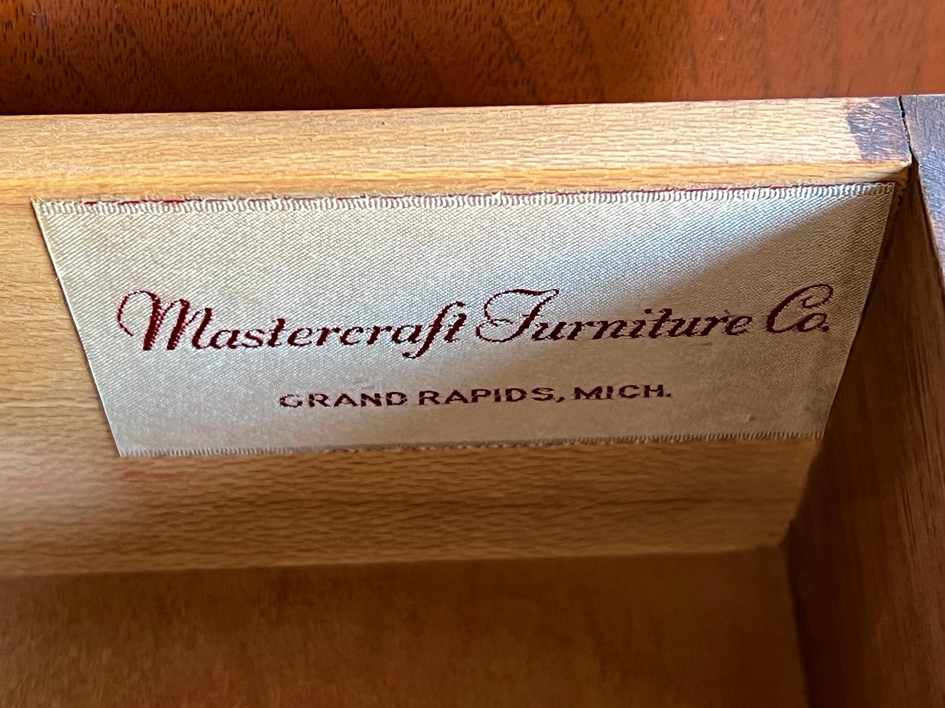 Ciascun mobile a 2 ante in legno contrastante con disegni geometrici su tutti i lati; dotato di ferramenta in ottone; l'interno è dotato di un cassetto singolo e di un ripiano in legno di radica; ciascuno con etichetta 