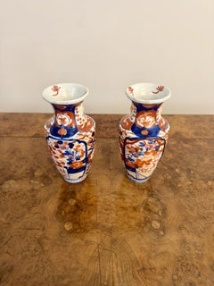Coppia di piccoli vasi imari giapponesi antichi di qualità