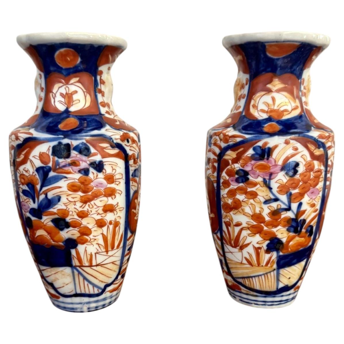 Hochwertiges Paar kleiner antiker japanischer Imari-Vasen