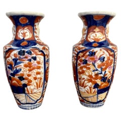 Coppia di piccoli vasi imari giapponesi antichi di qualità