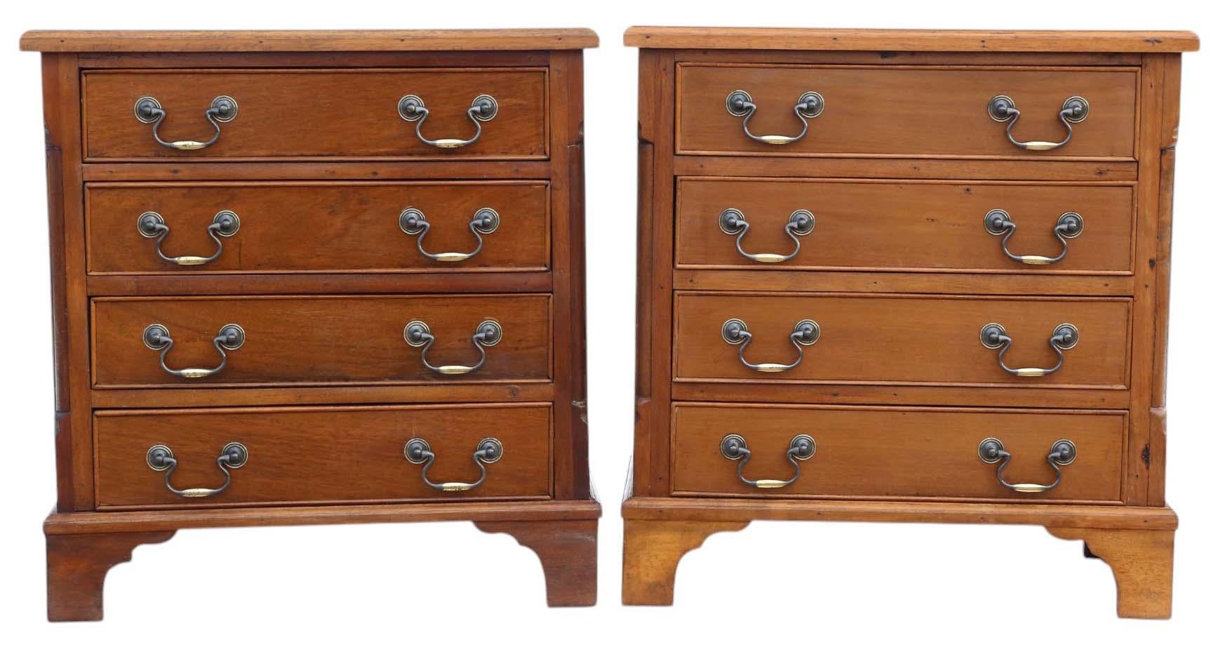 Quality Pair of Vintage Walnut Bedside Tables / Chests In Good Condition In Wisbech, Cambridgeshire