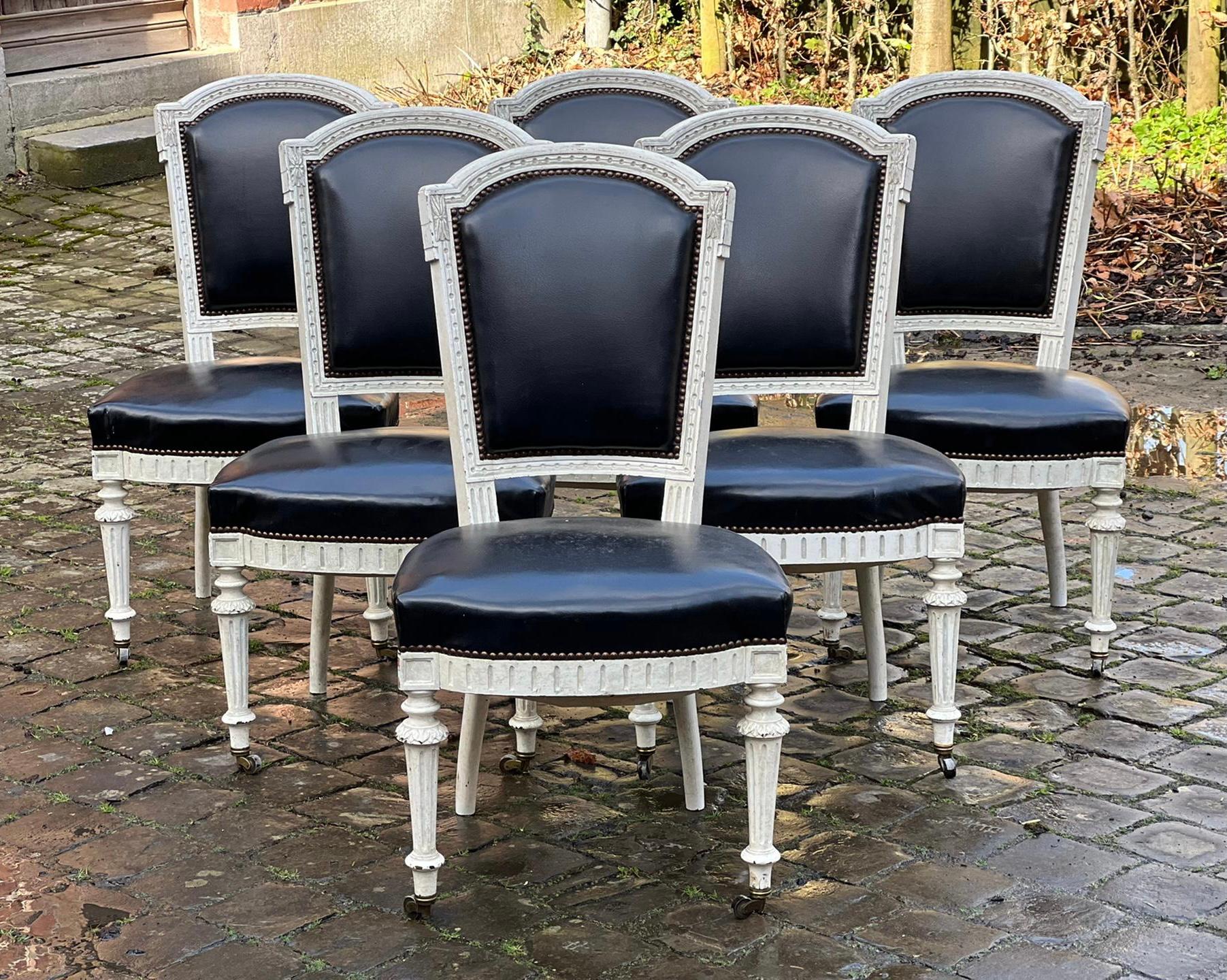 Ein hochwertiger Satz von 6 französischen Esszimmerstühlen, der aus einer Wohnung in Paris stammt. Mit der ursprünglichen Oberfläche und Patina, schönen Details und Rollen an den Vorderbeinen (immer ein Zeichen von Qualität). Die Polsterung ist in