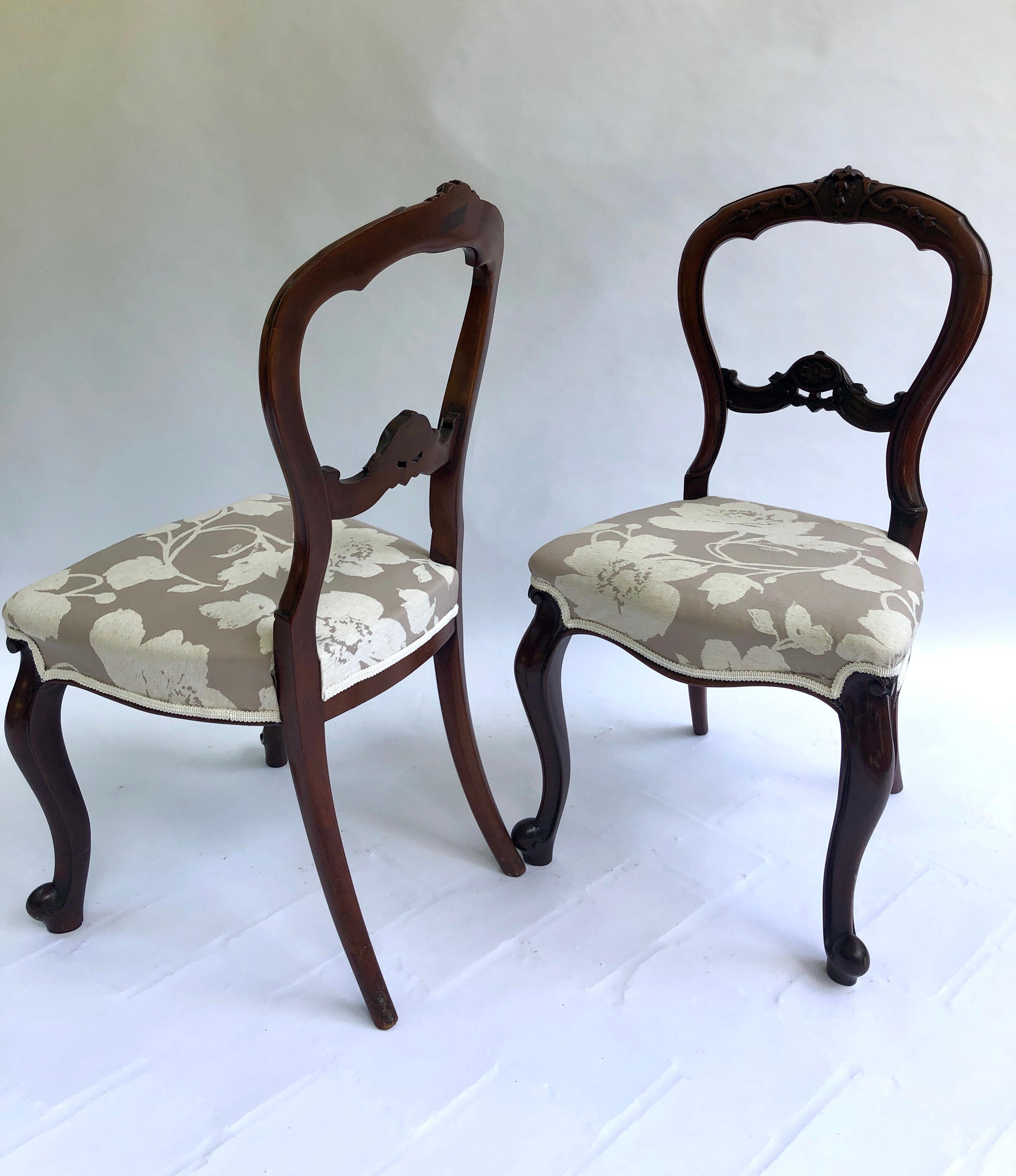 English Quality Set of 4 Victorian Walnut Cabriole Legged Dining Chairs