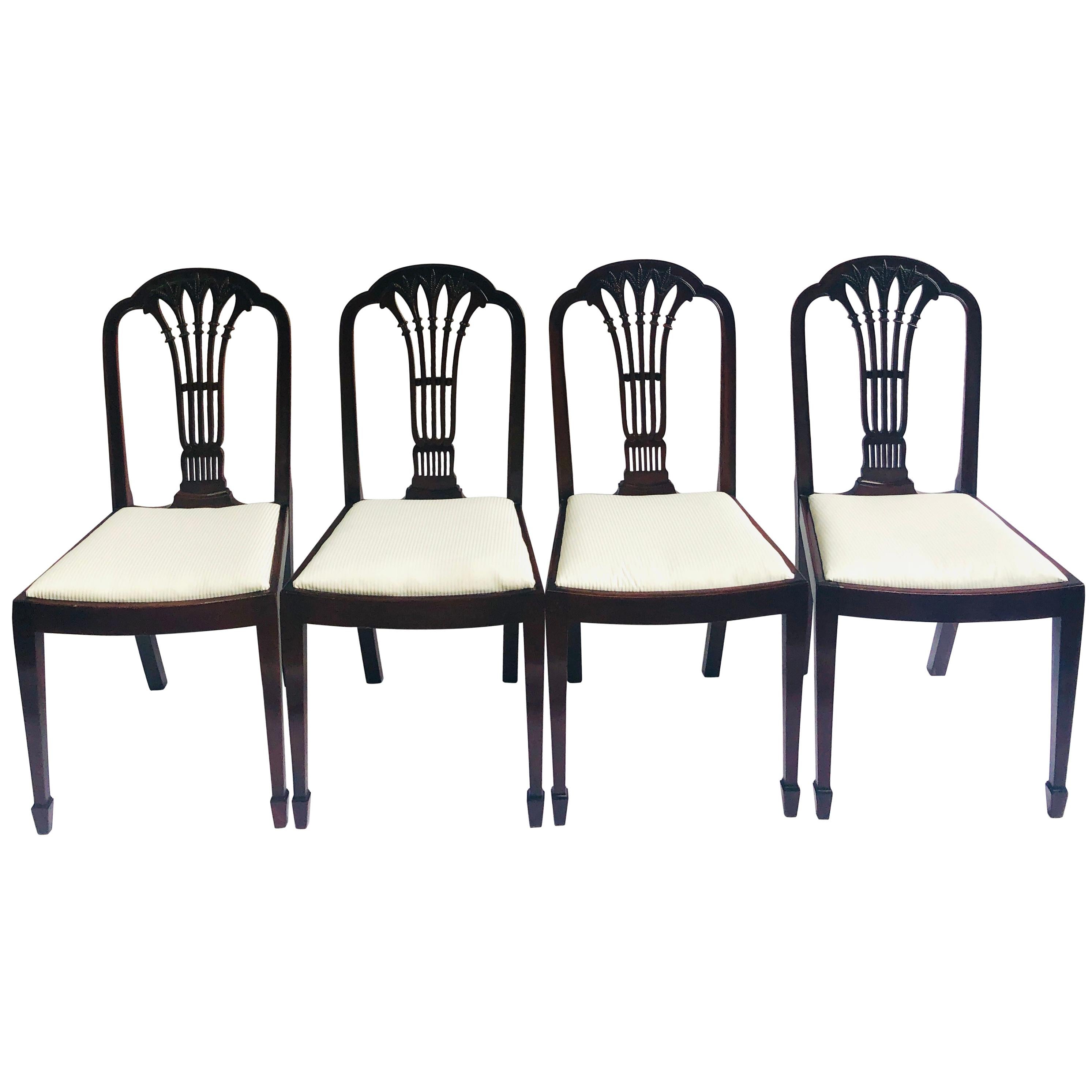 Ensemble de quatre chaises de salle à manger sculptées en acajou ancien de qualité
