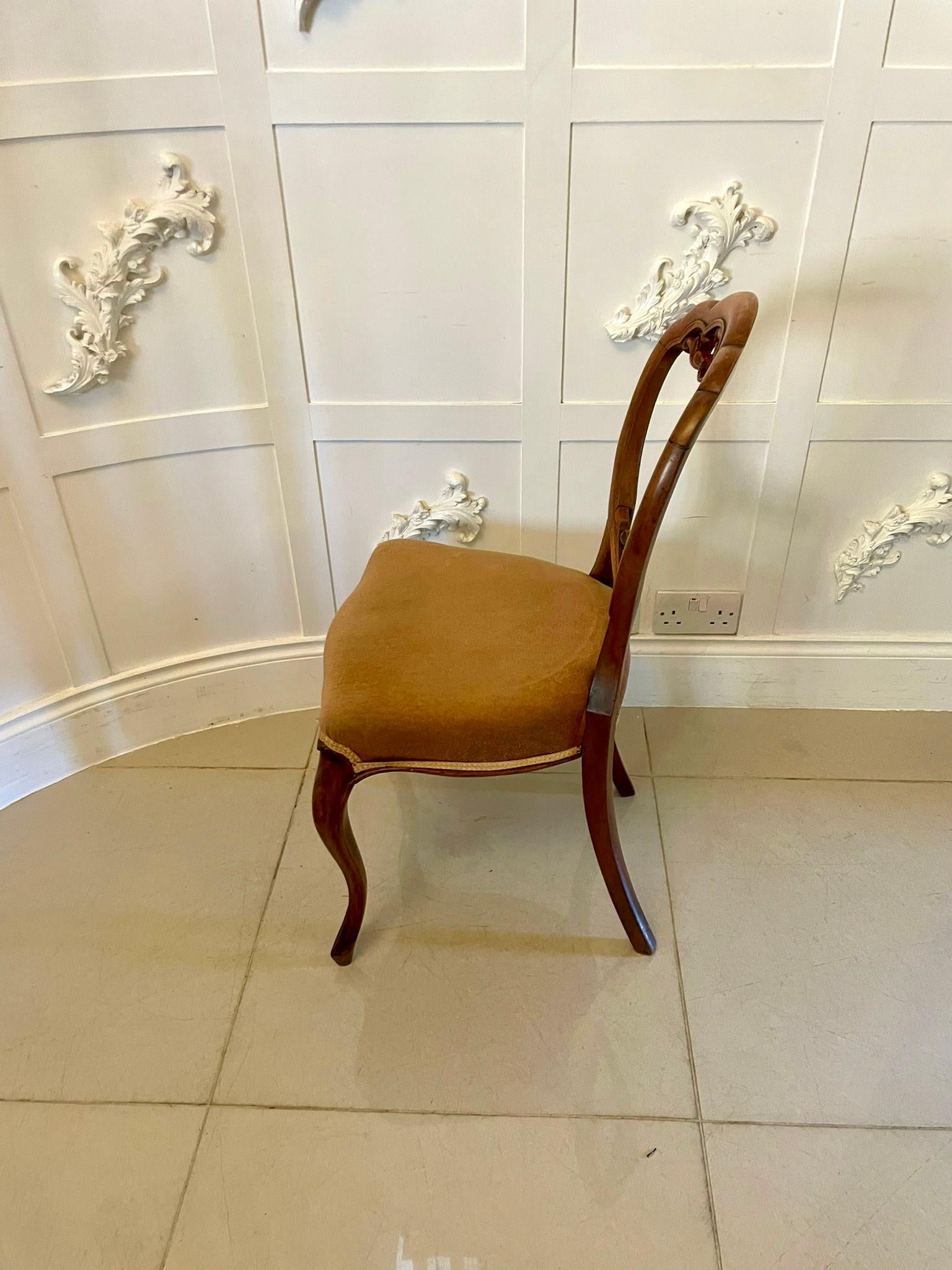 Anglais Ensemble de six chaises de salle à manger victoriennes anciennes en noyer sculpté à dossier ballon en vente