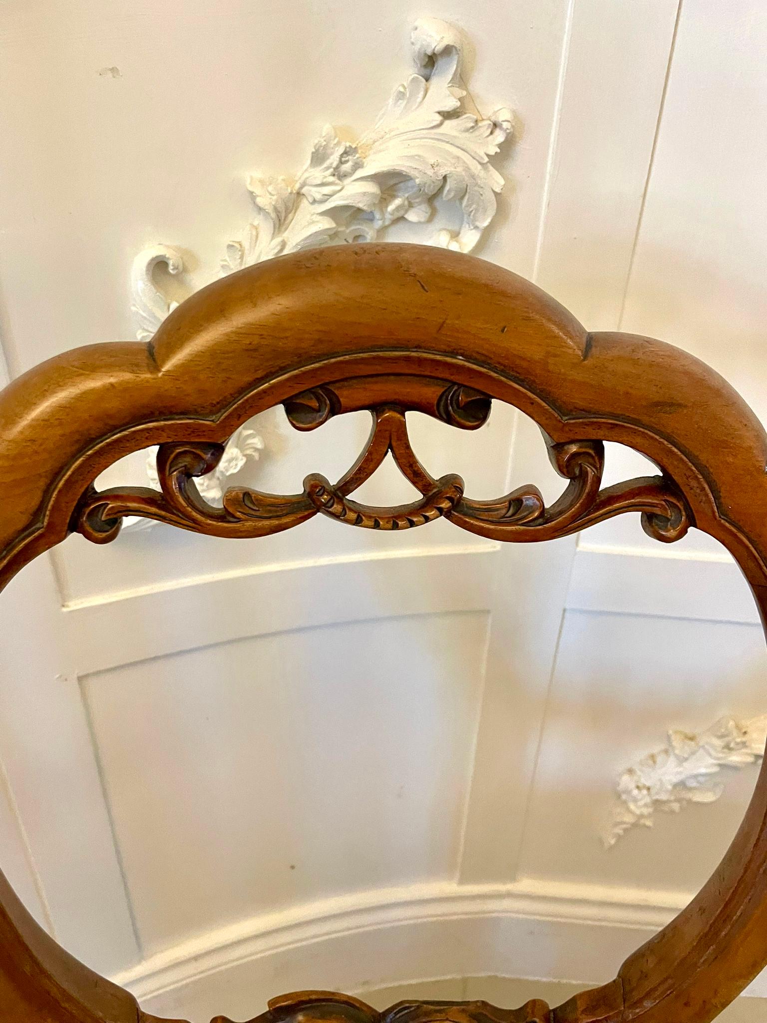 Sculpté Ensemble de six chaises de salle à manger victoriennes anciennes en noyer sculpté à dossier ballon en vente