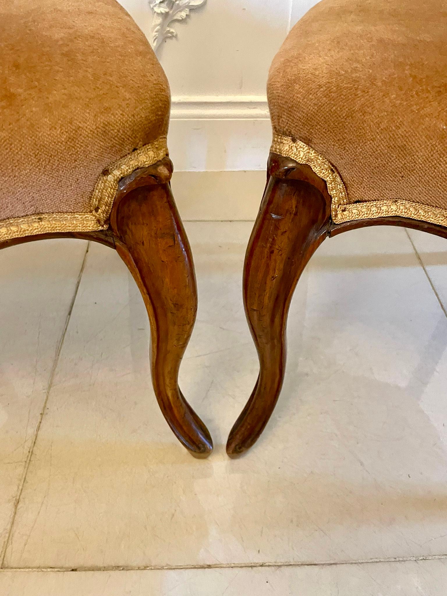 Noyer Ensemble de six chaises de salle à manger victoriennes anciennes en noyer sculpté à dossier ballon en vente