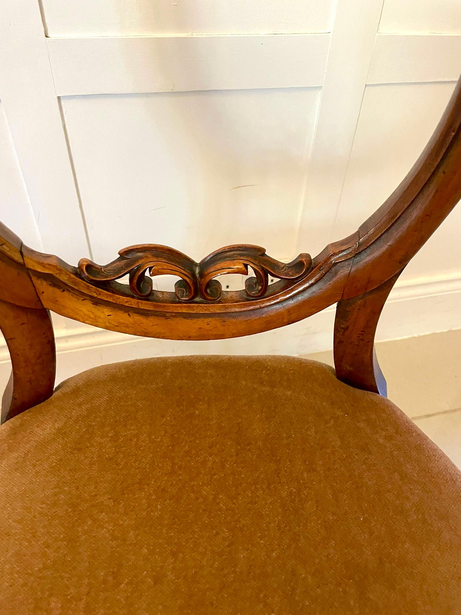 Ensemble de six chaises de salle à manger victoriennes anciennes en noyer sculpté à dossier ballon en vente 1