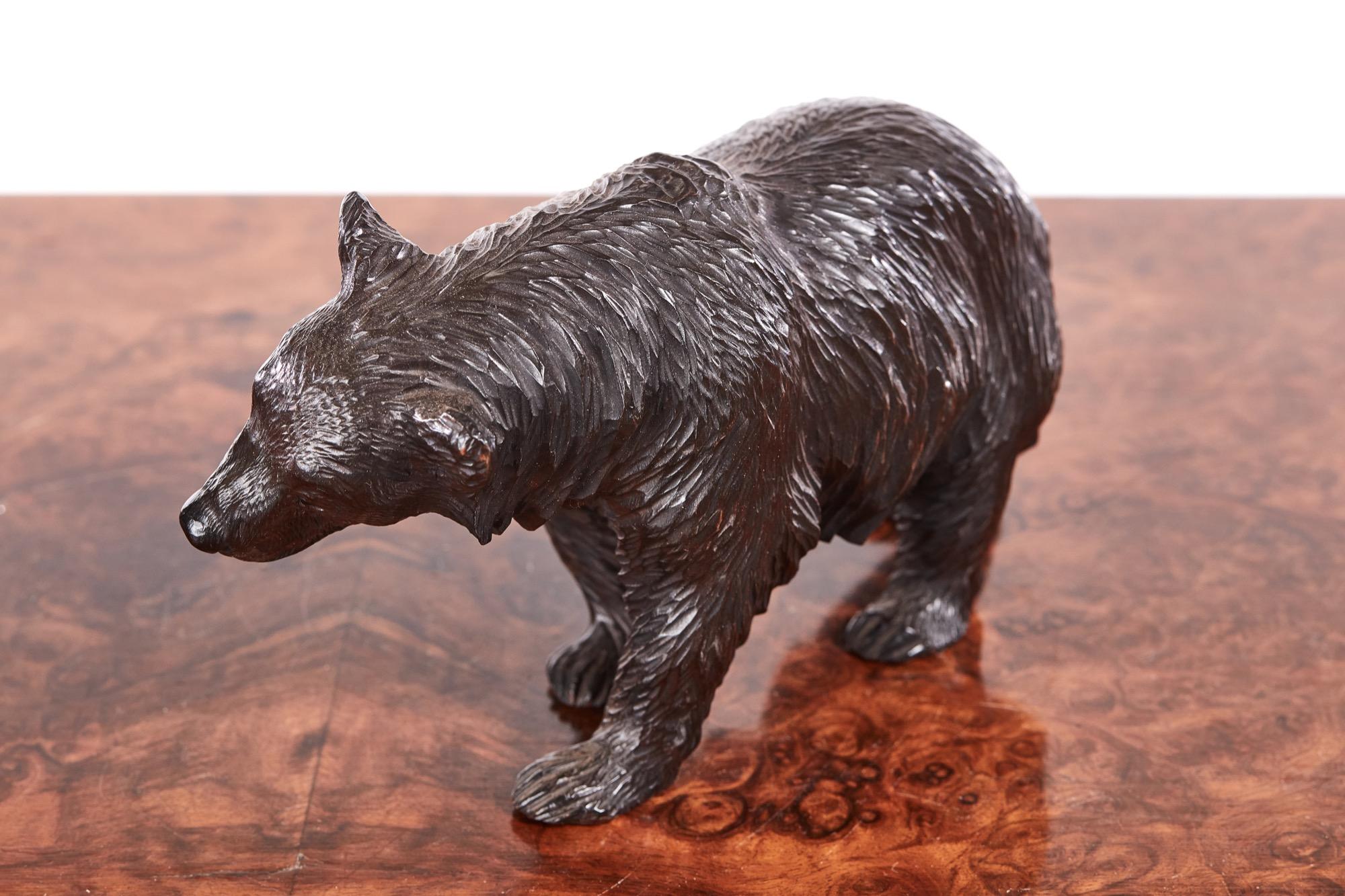 Quality set of three antique carved Black Forest Bears all with original glass eyes. 

They have a fantastic colour and are in good condition.

Measures: Height : 12 cm
Width : 8 cm
Depth : 20 cm

1860.
 
  