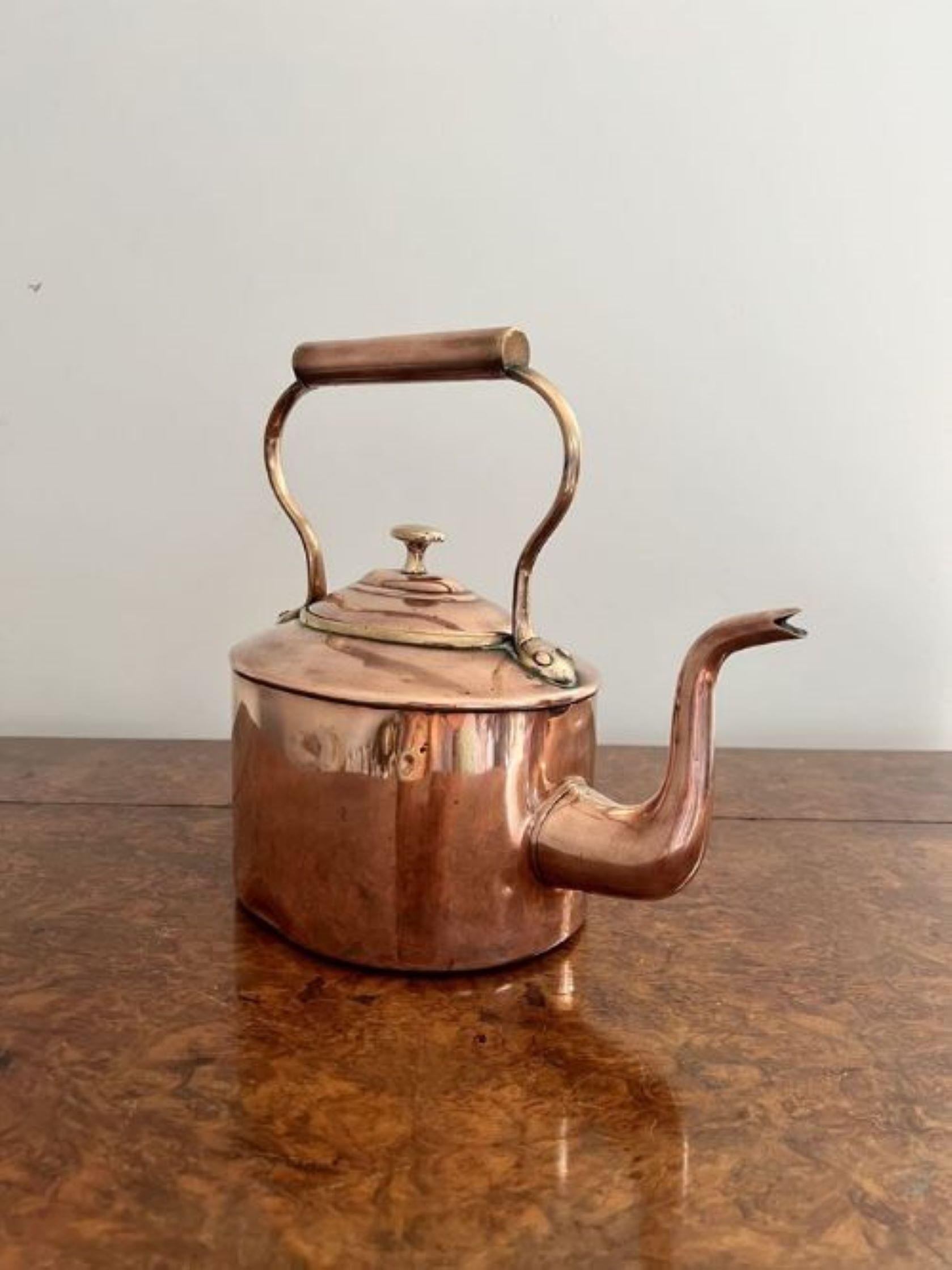 Quality small antique George III copper kettle having a quality copper kettle with a removable lid with the original brass knob having a shaped handle and spout
