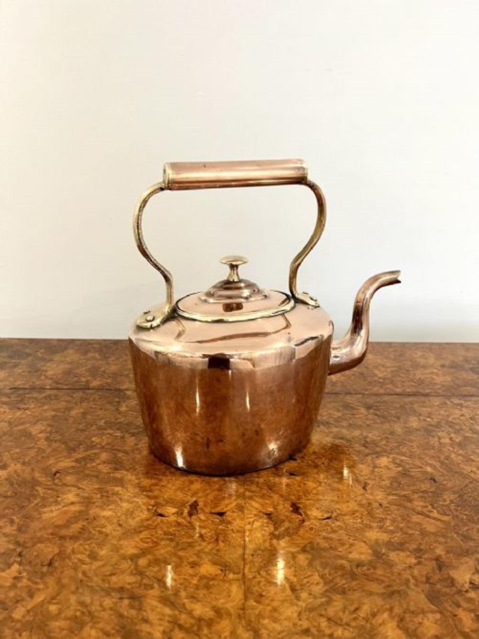 Quality small antique George III copper kettle having a quality copper kettle with a removable lid with the original brass knob having a shaped handle and spout