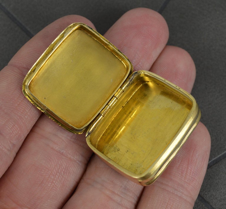 Quality Solid 18 Carat Yellow Gold Rectangular Pill Box For Sale at 1stDibs