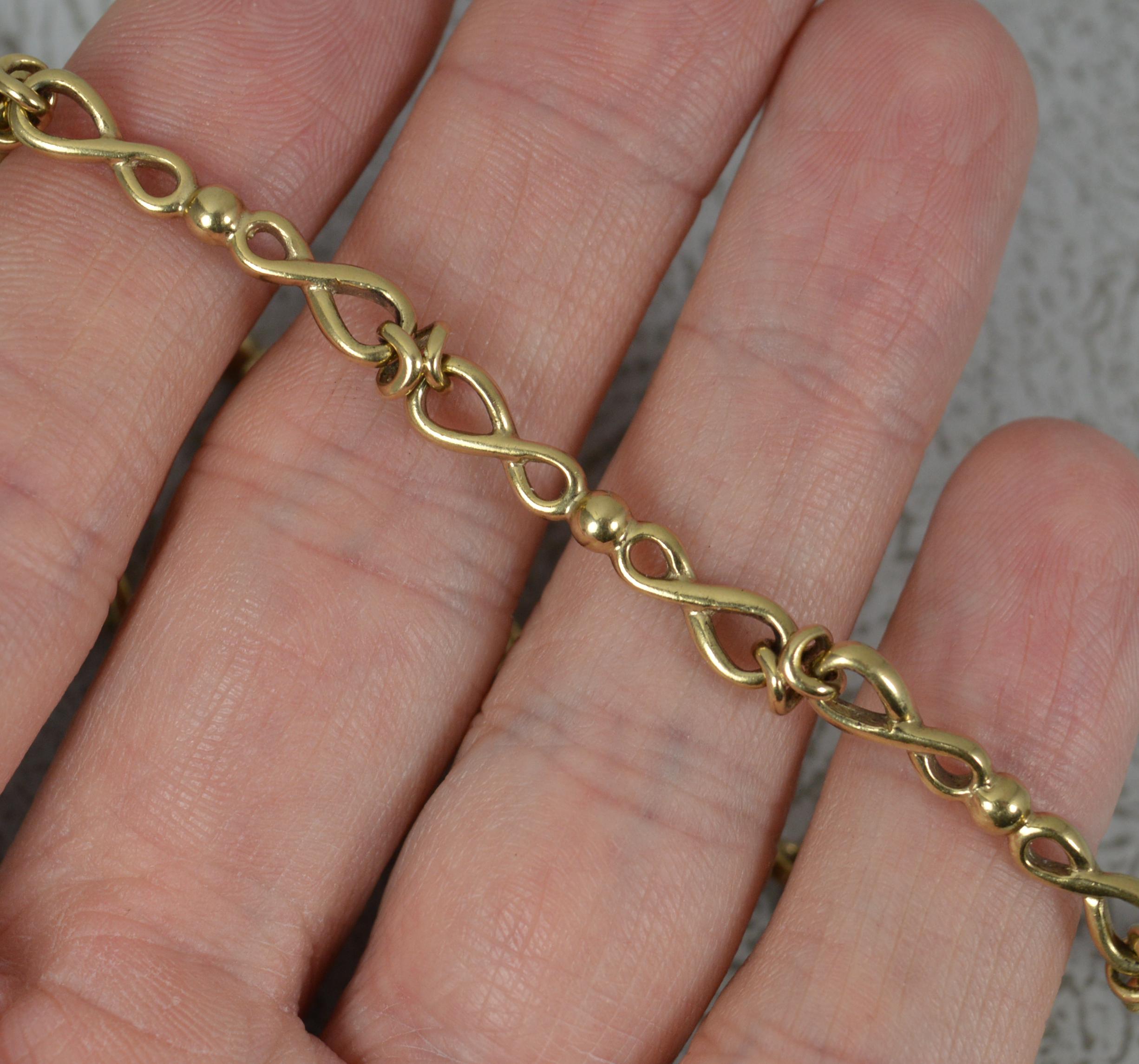 A very stylish chain.
Solid 9 carat yellow gold.
Kiss link design.

CONDITION ; Very good. Crisp design. Working clasp. Issue free. Please view photographs.
WEIGHT ; 21.6 grams
SIZE ; 5.2mm wide links, 17 inch chain
HALLMARKS ; full marks to end link