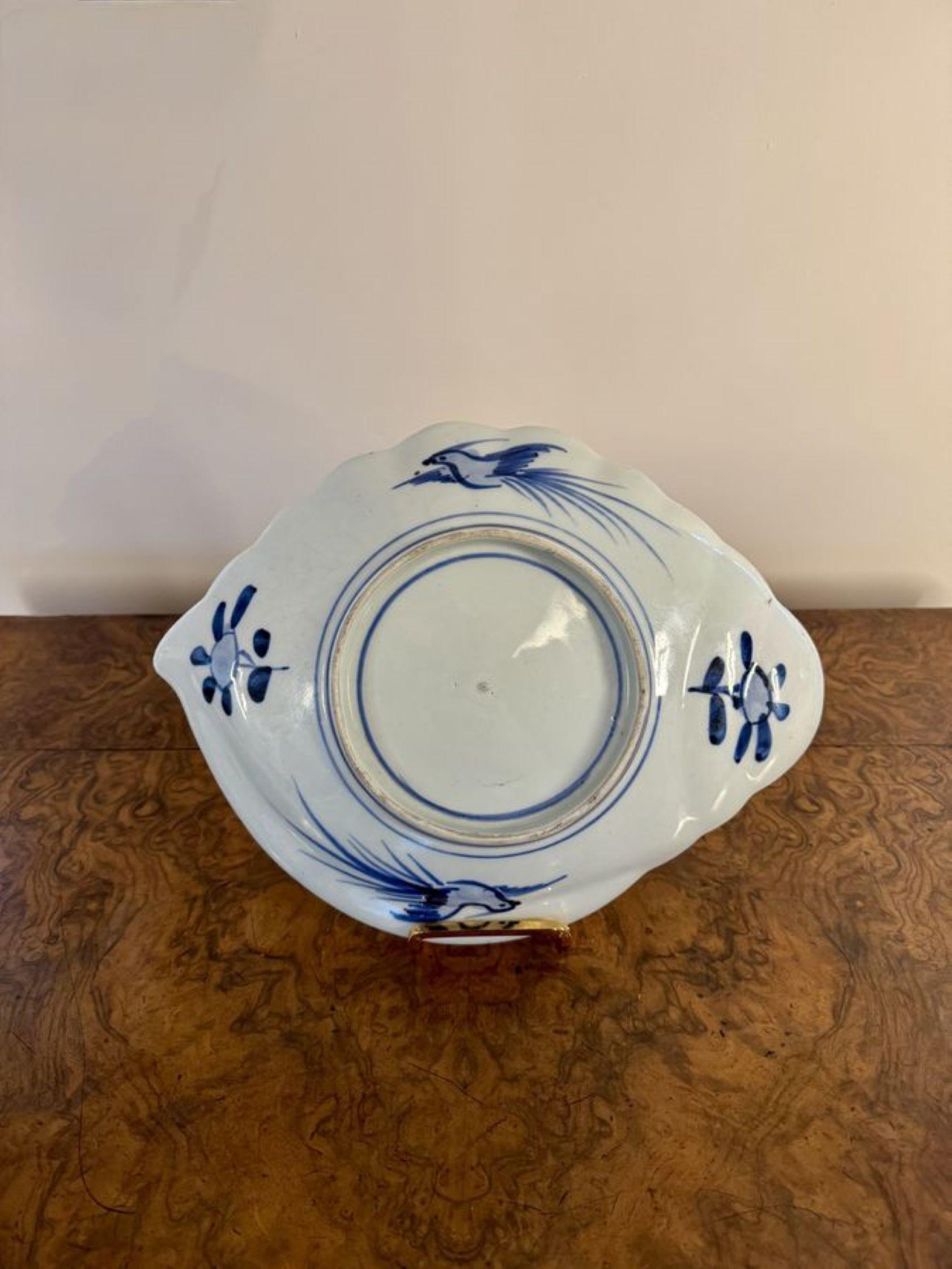 Calidad inusual par de platos antiguos japoneses en forma de imari, tener un inusual par de platos antiguos japoneses en forma de imari decorados con flores, hojas, árboles y pájaros en impresionantes colores rojo, blanco y azul pintados a mano.

D.