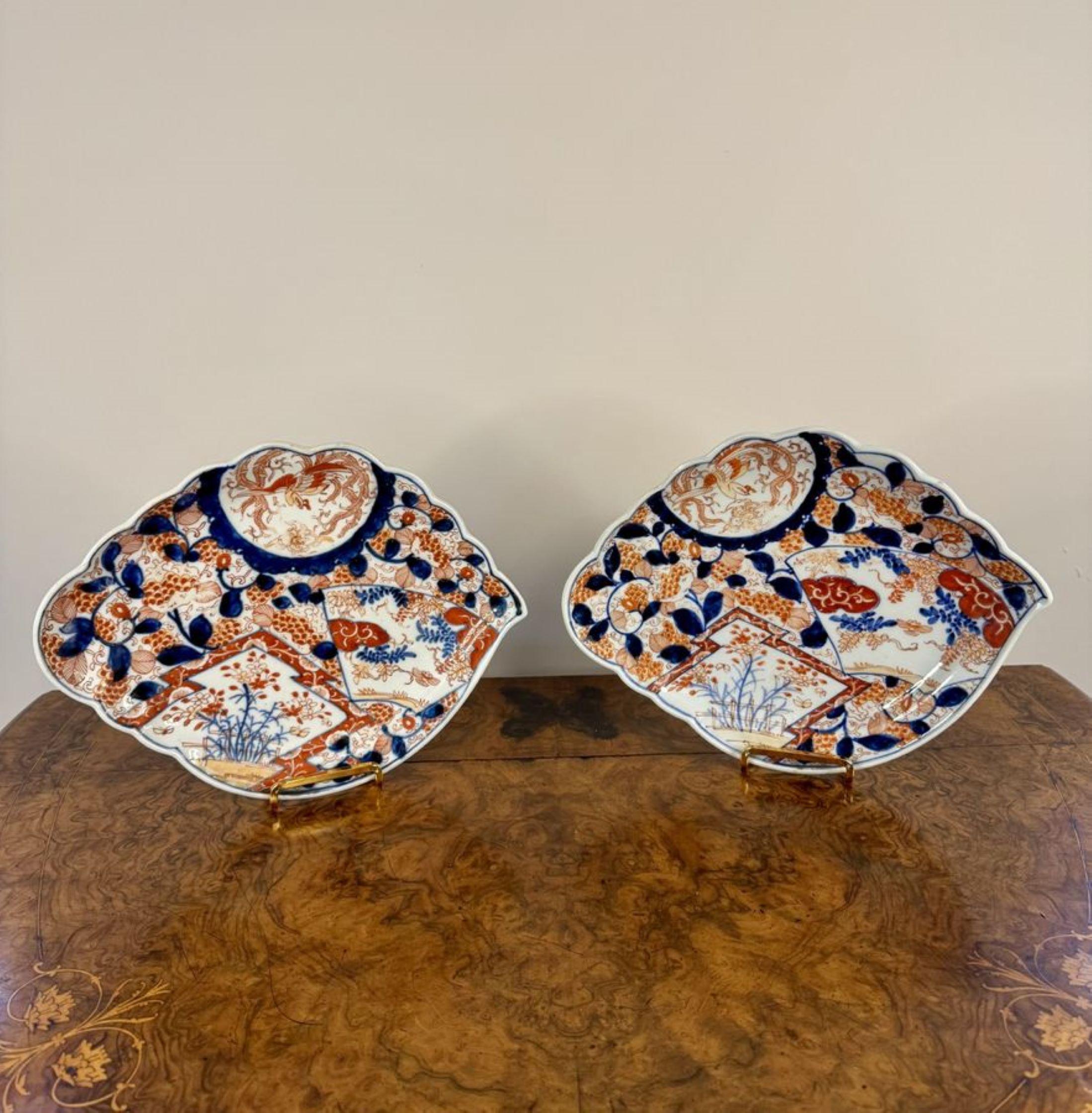 Calidad inusual par de platos antiguos japoneses en forma de imari Cerámico en venta