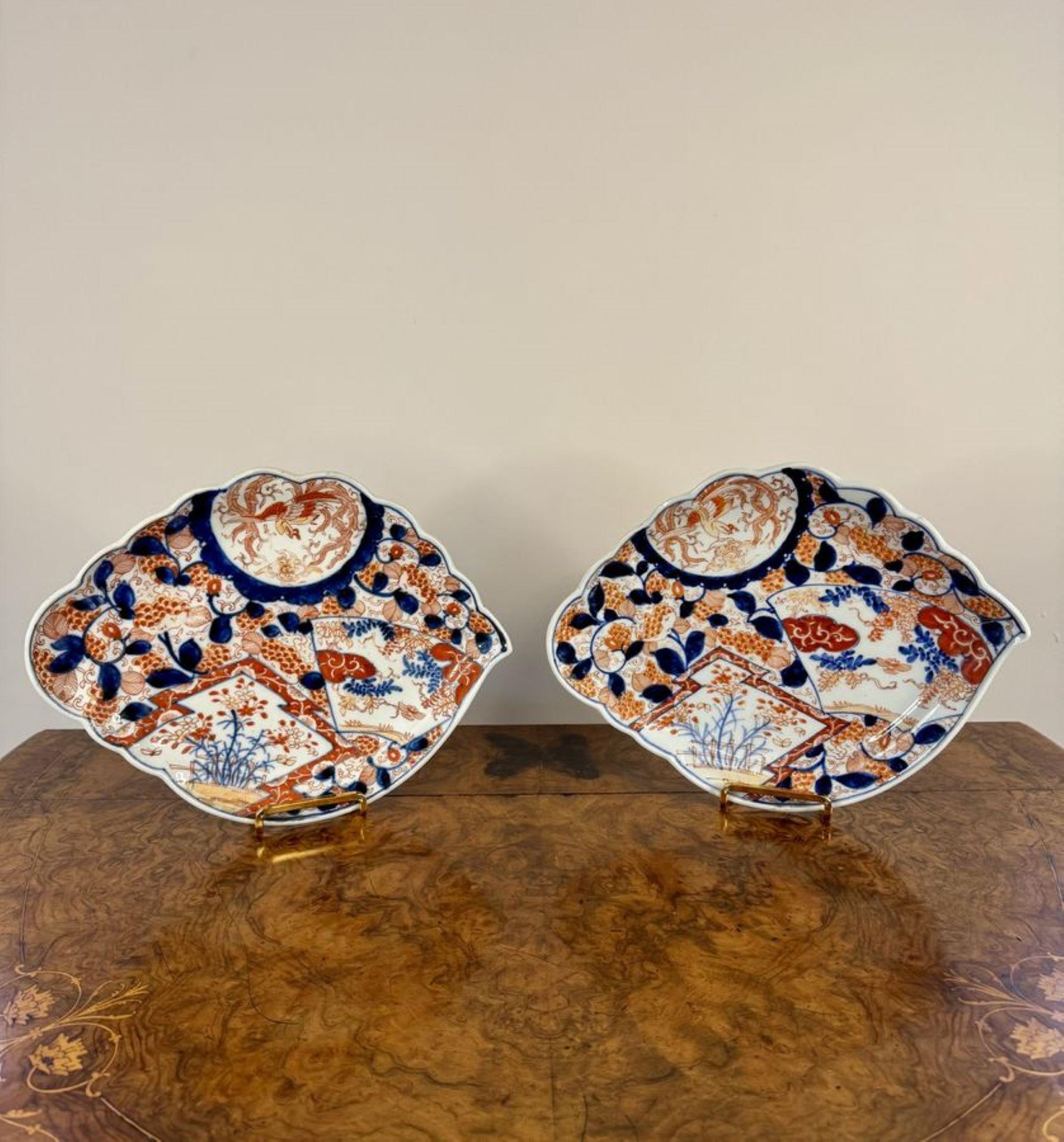 Calidad inusual par de platos antiguos japoneses en forma de imari en venta 1