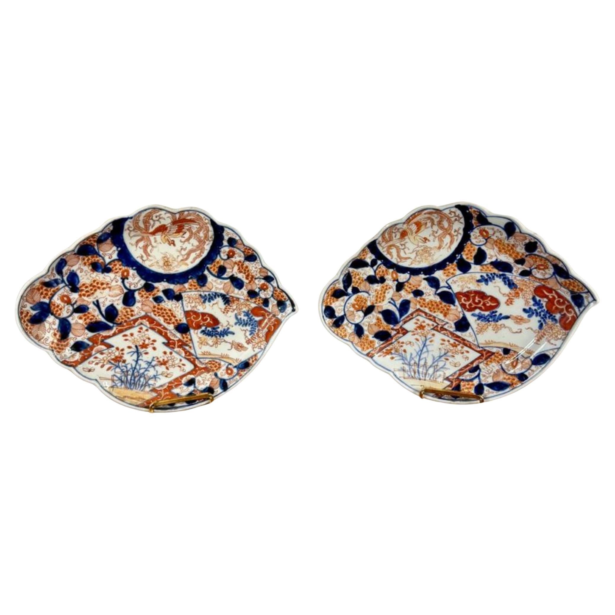 Calidad inusual par de platos antiguos japoneses en forma de imari