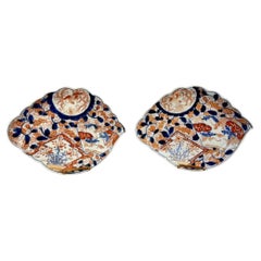 Calidad inusual par de platos antiguos japoneses en forma de imari