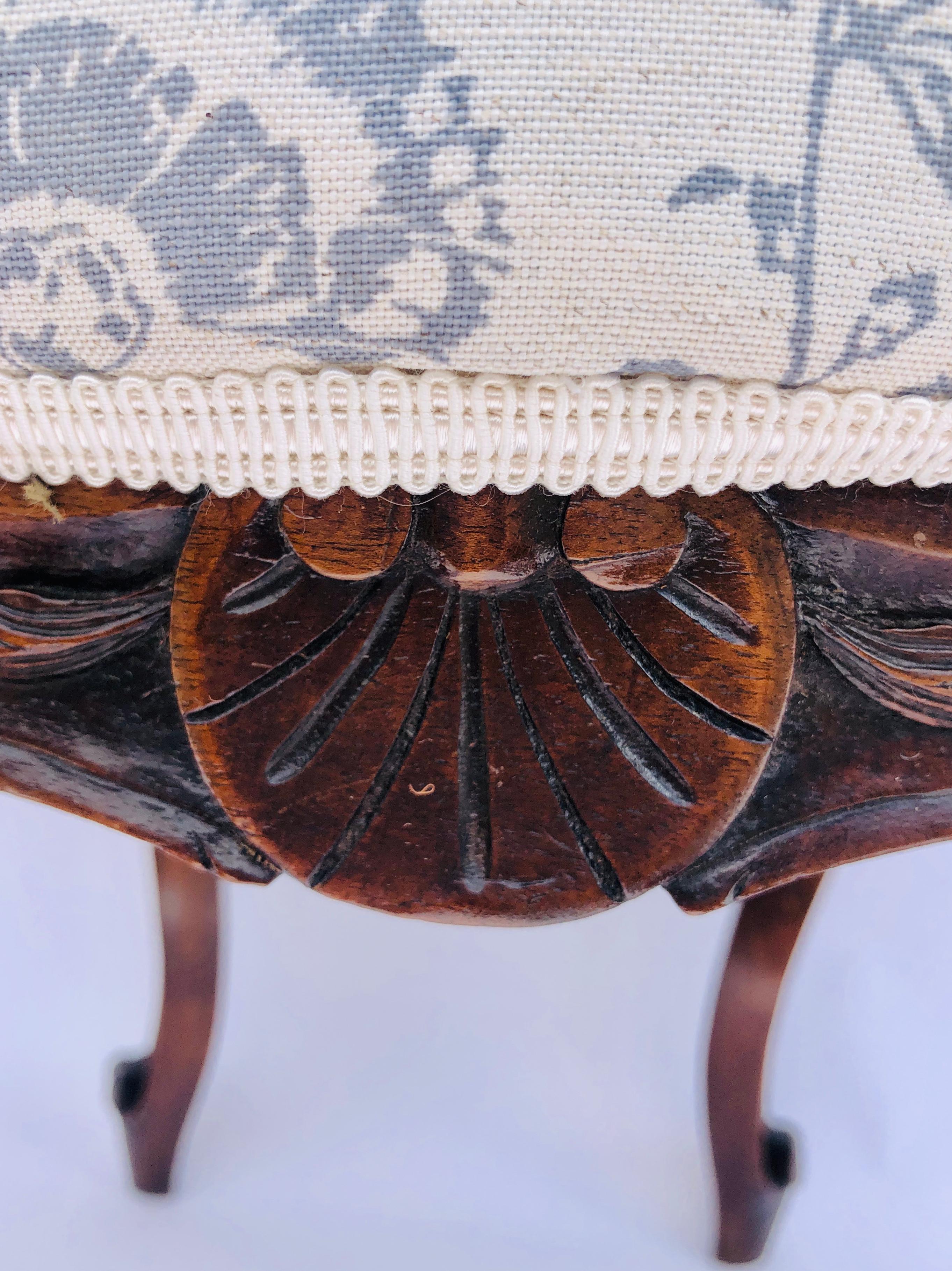 A quality Victorian antique carved walnut side/desk chair boasting a prettily carved top rail, centre splat and front rail. Newly upholstered in a stylish fabric in keeping with the period. Raised on elegant carved cabriole legs and outswept back