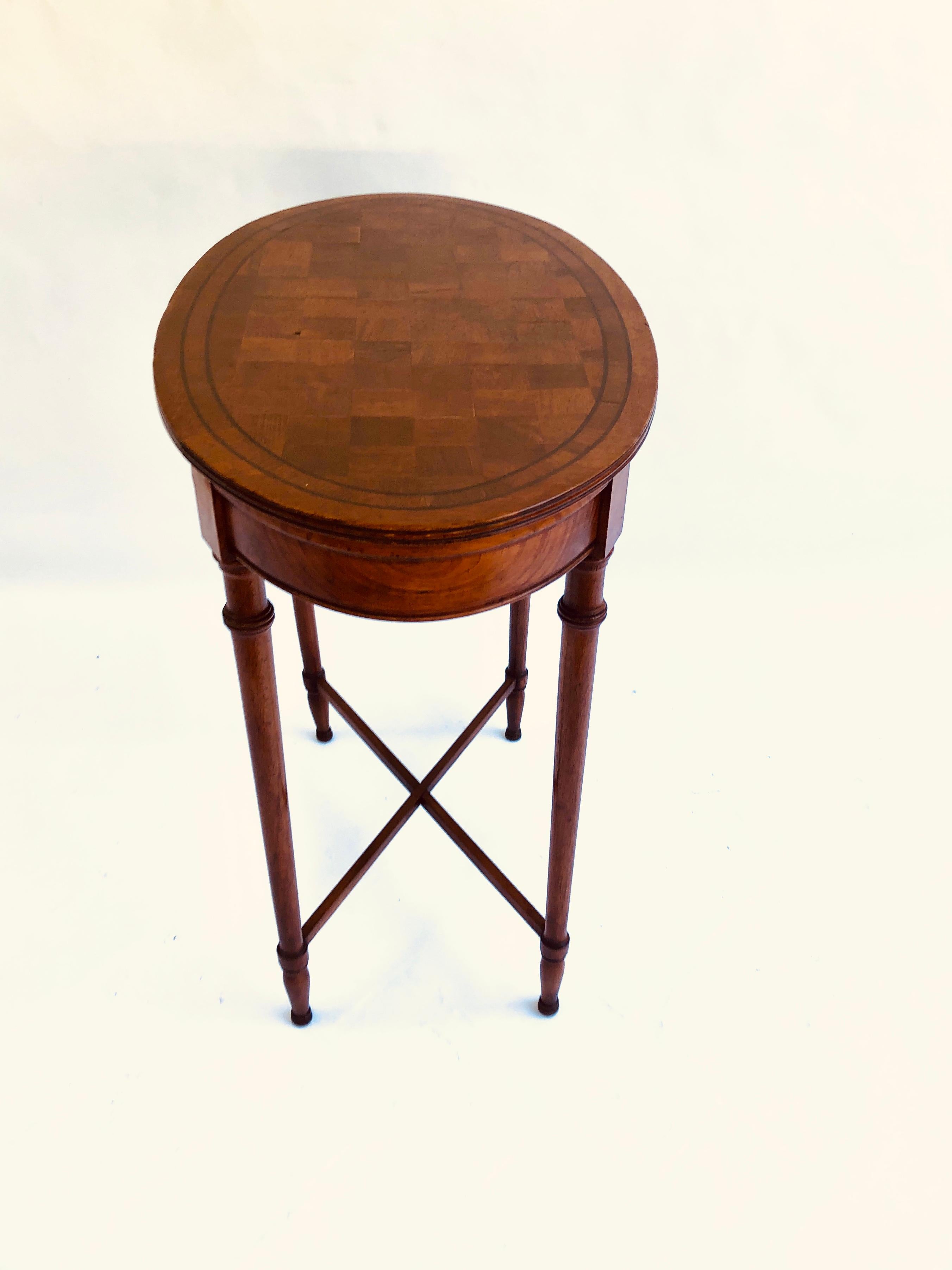 Early 20th Century Quality Victorian Antique Oval Walnut Chequered Table