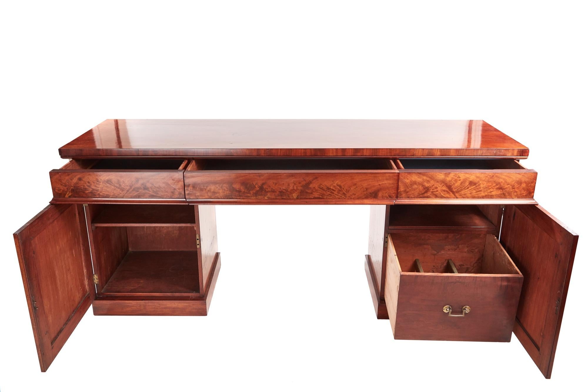 Antikes viktorianisches Sideboard aus geschnitztem Mahagoni in Qualität (Sonstiges) im Angebot