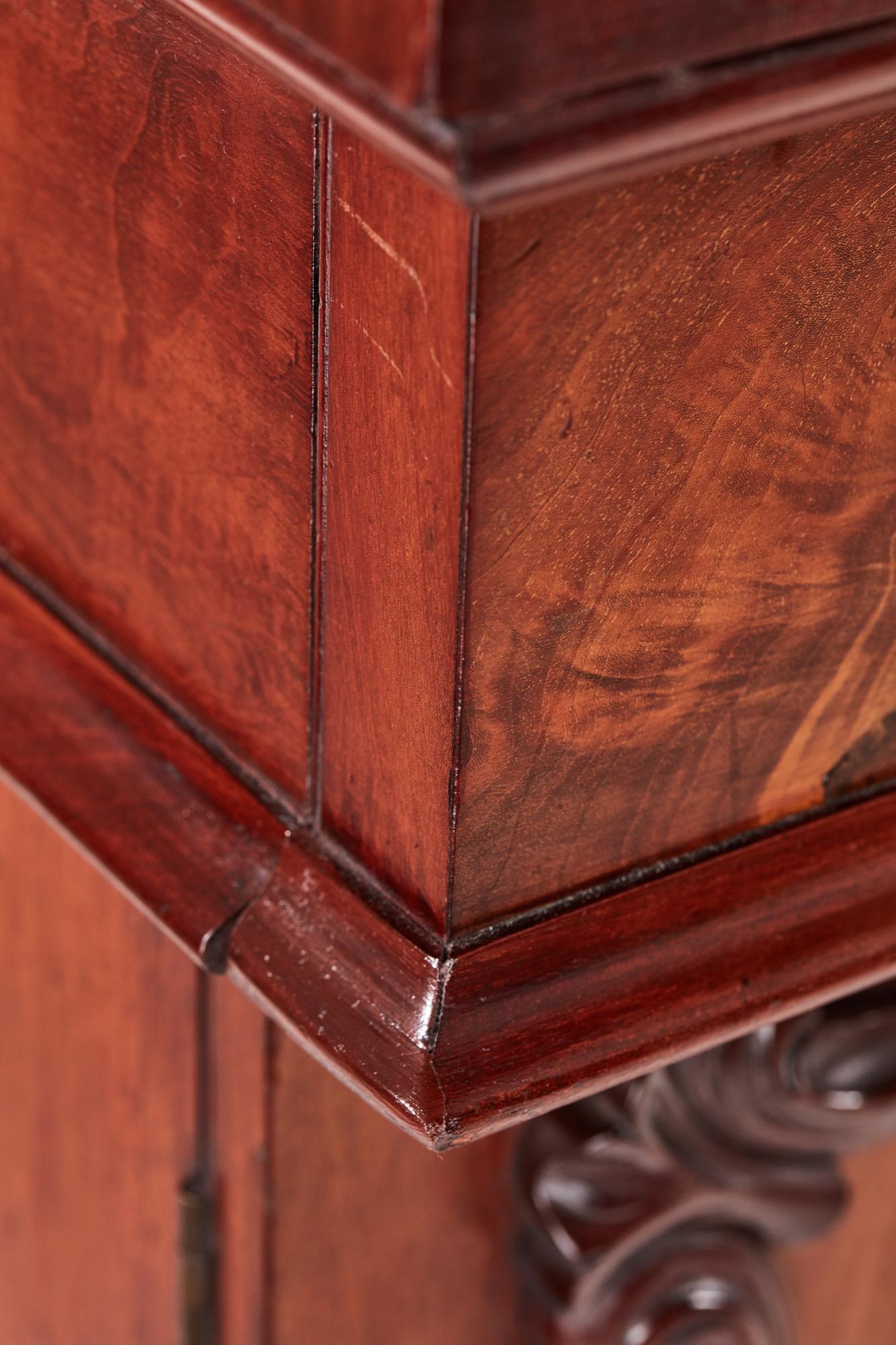 Antikes viktorianisches Sideboard aus geschnitztem Mahagoni in Qualität im Angebot 1