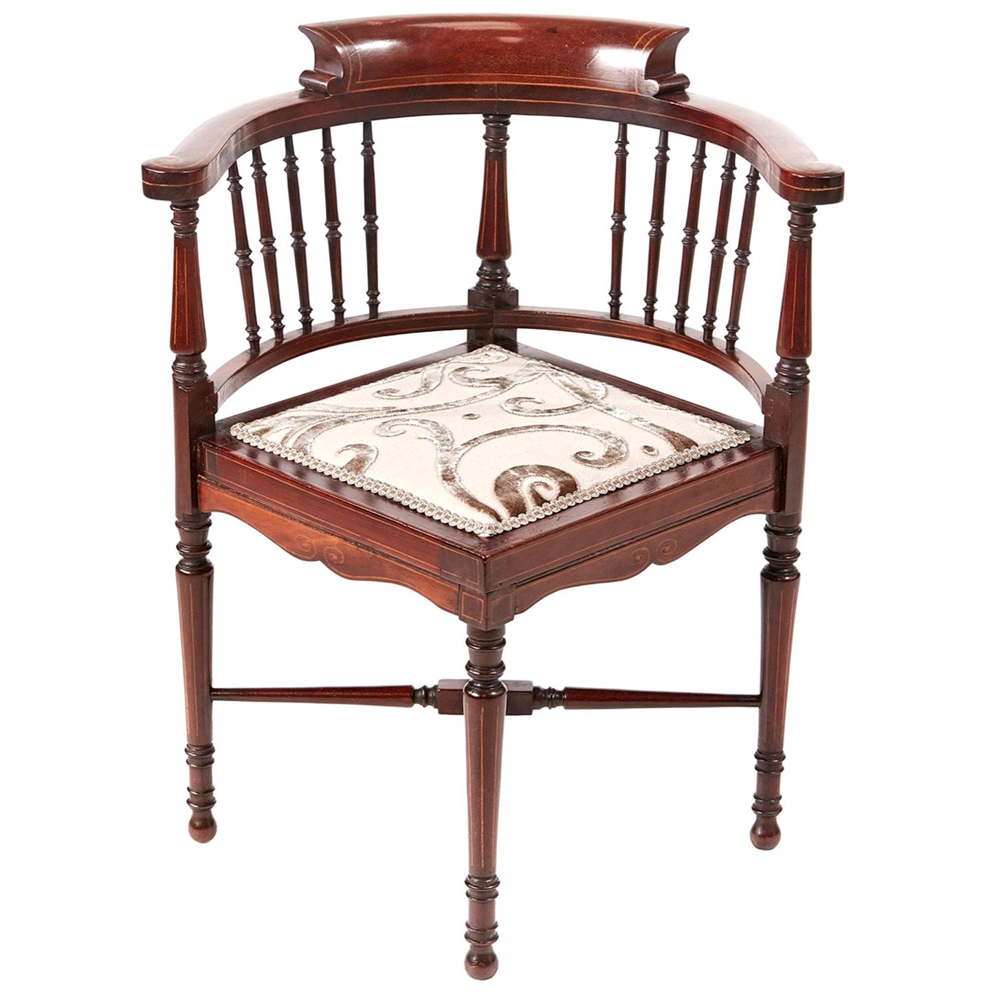 Chaise d'angle de qualité en acajou marqueté de l'époque victorienne et édouardienne en vente