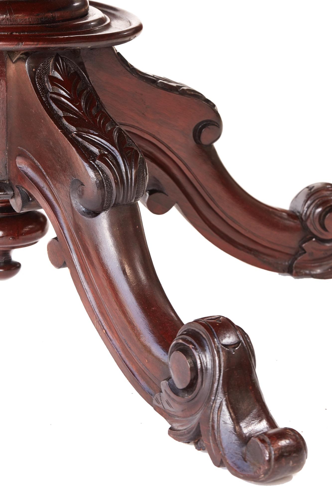 Quality Victorian oavl mahogany centre table, having a lovely oval mahogany top with a thumb moulded edge, the base having a carved shaped centre column supported on four carved shaped cabriole legs
Lovely color and condition
Measures: 55
