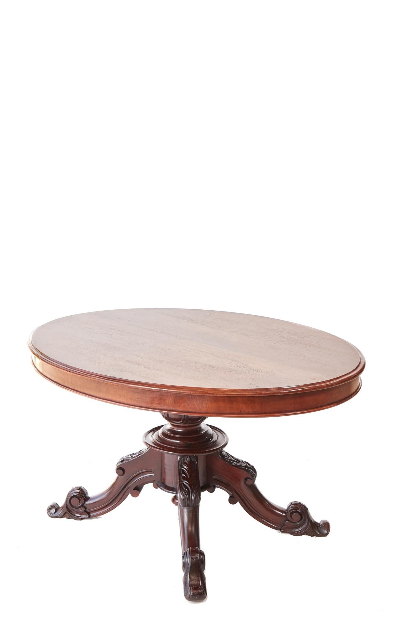 Quality Victorian oval mahogany centre table which has a very attractive oval mahogany top with a thumb moulded edge. The base having a beautiful and expertly carved shaped centre column supported on four elegant carved shaped cabriole