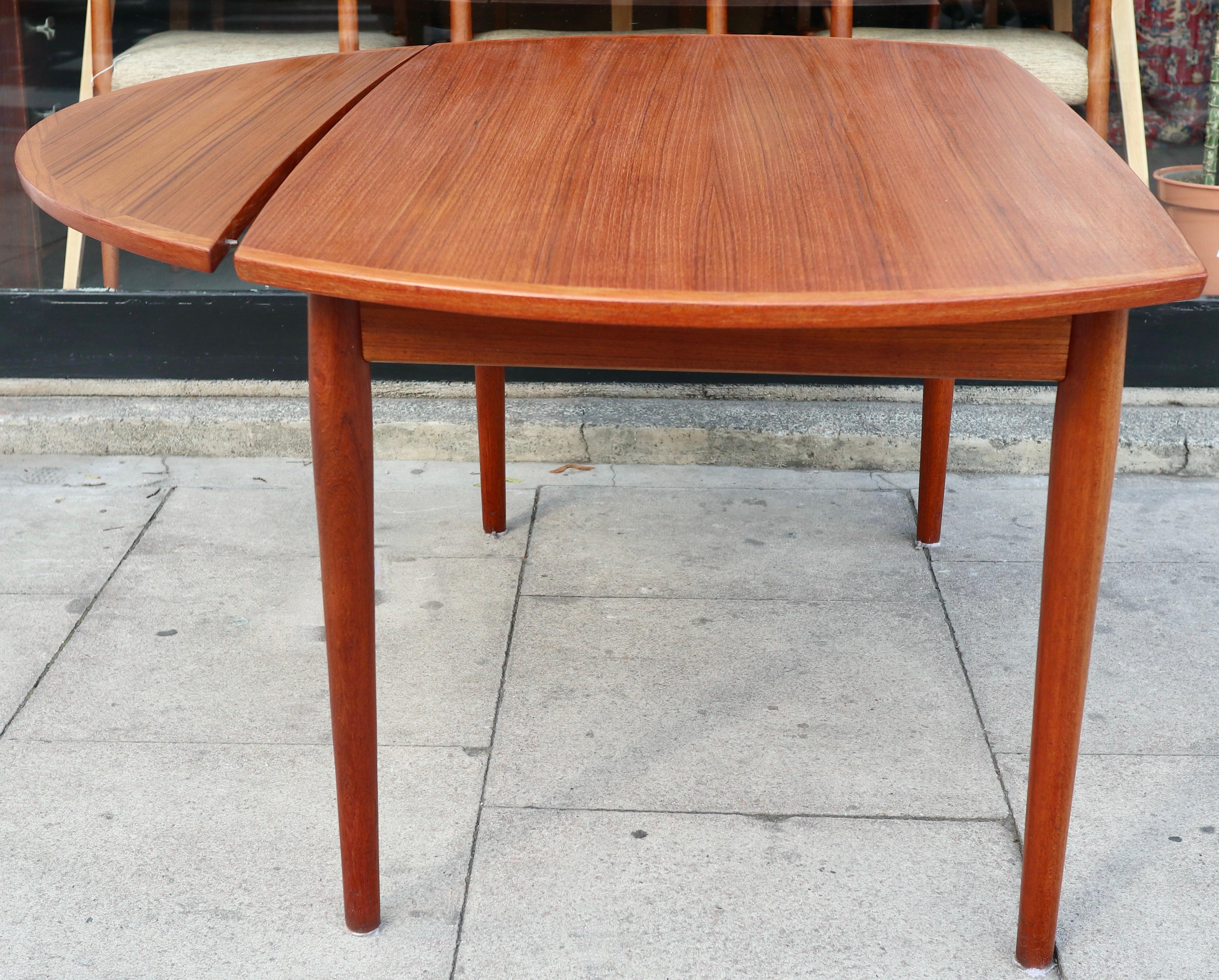 Quality vintage 1960s Teak Danish round extendable dining table  For Sale 4