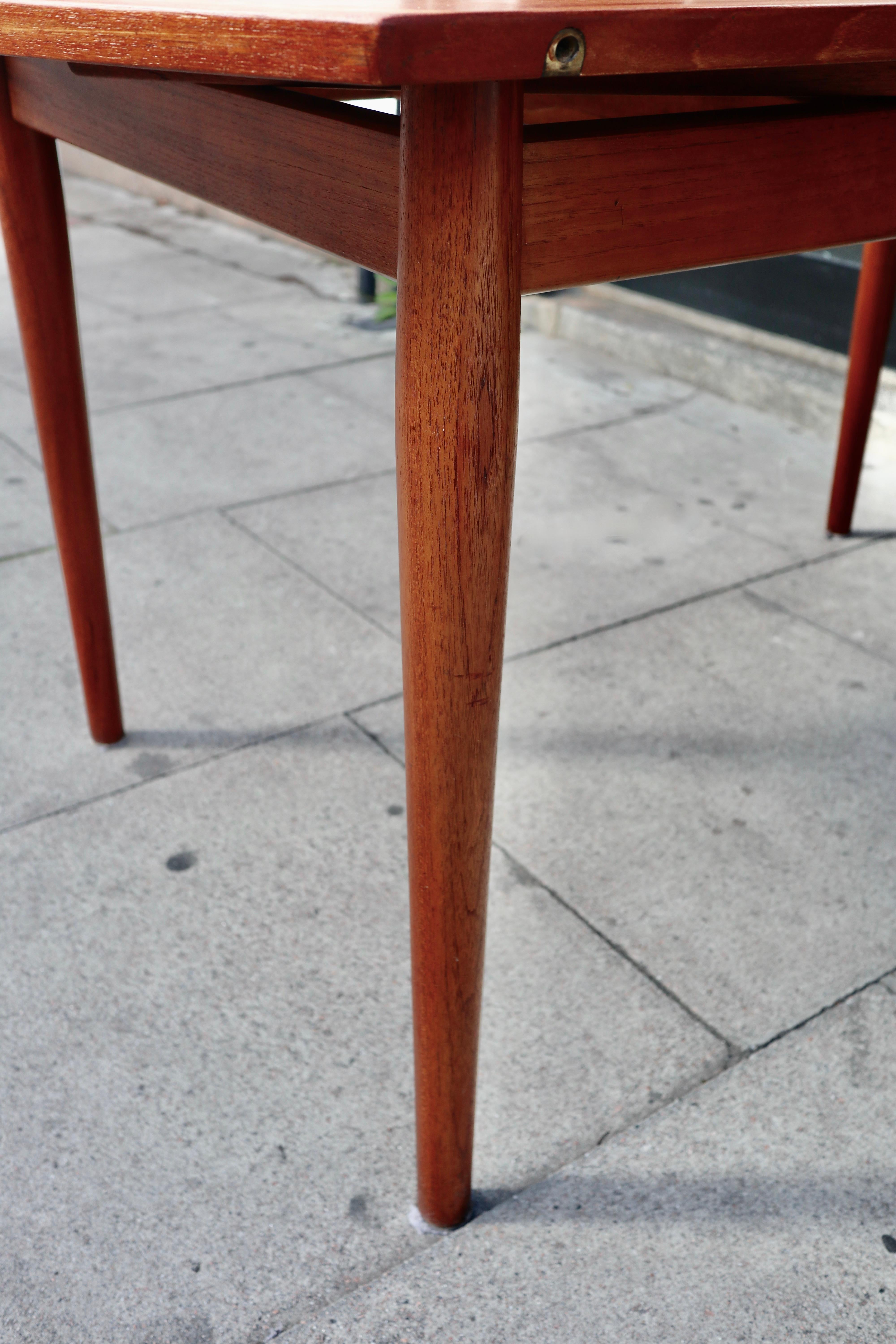 Quality vintage 1960s Teak Danish round extendable dining table  For Sale 6