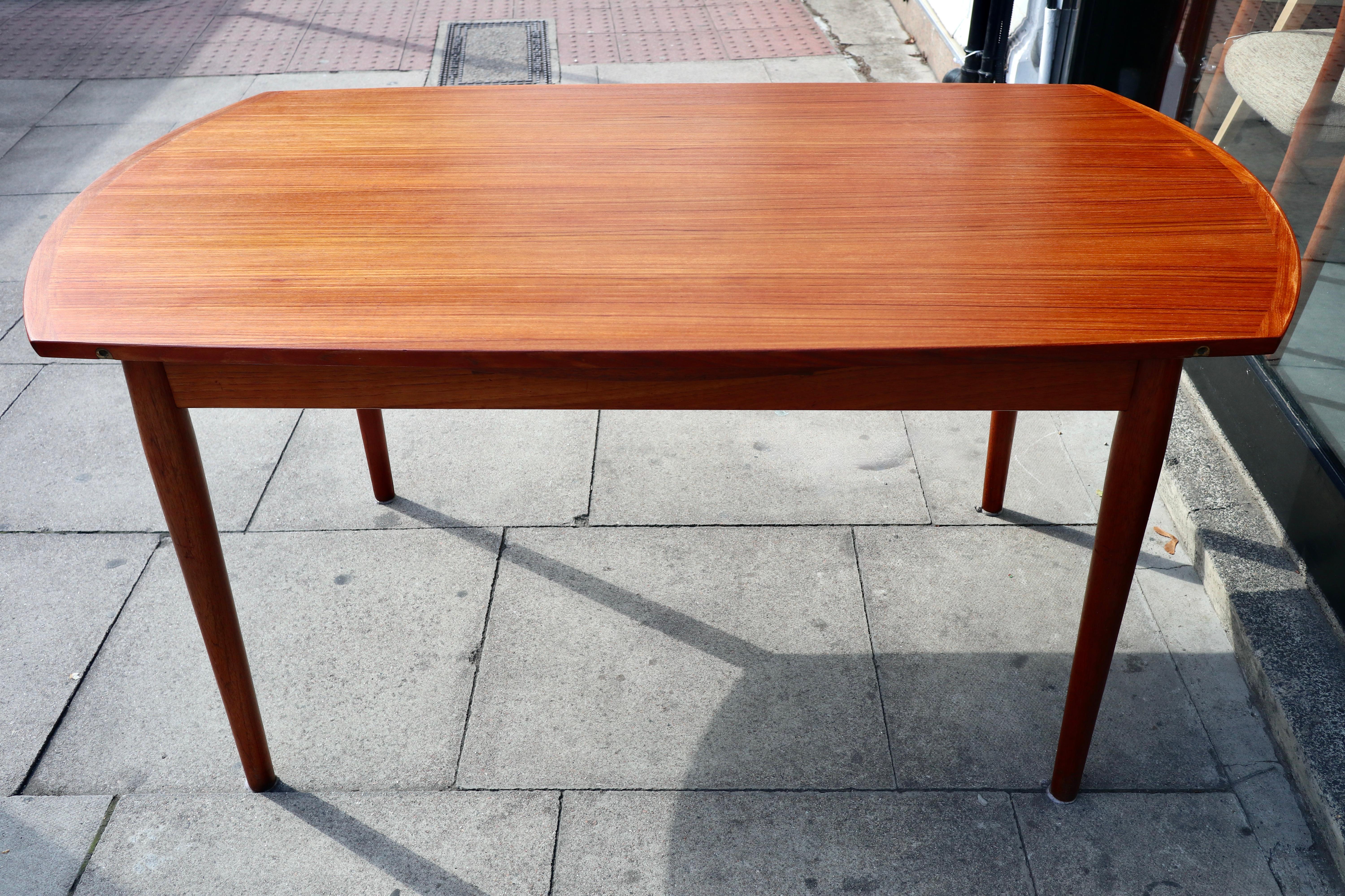 Quality vintage 1960s Teak Danish round extendable dining table  For Sale 7
