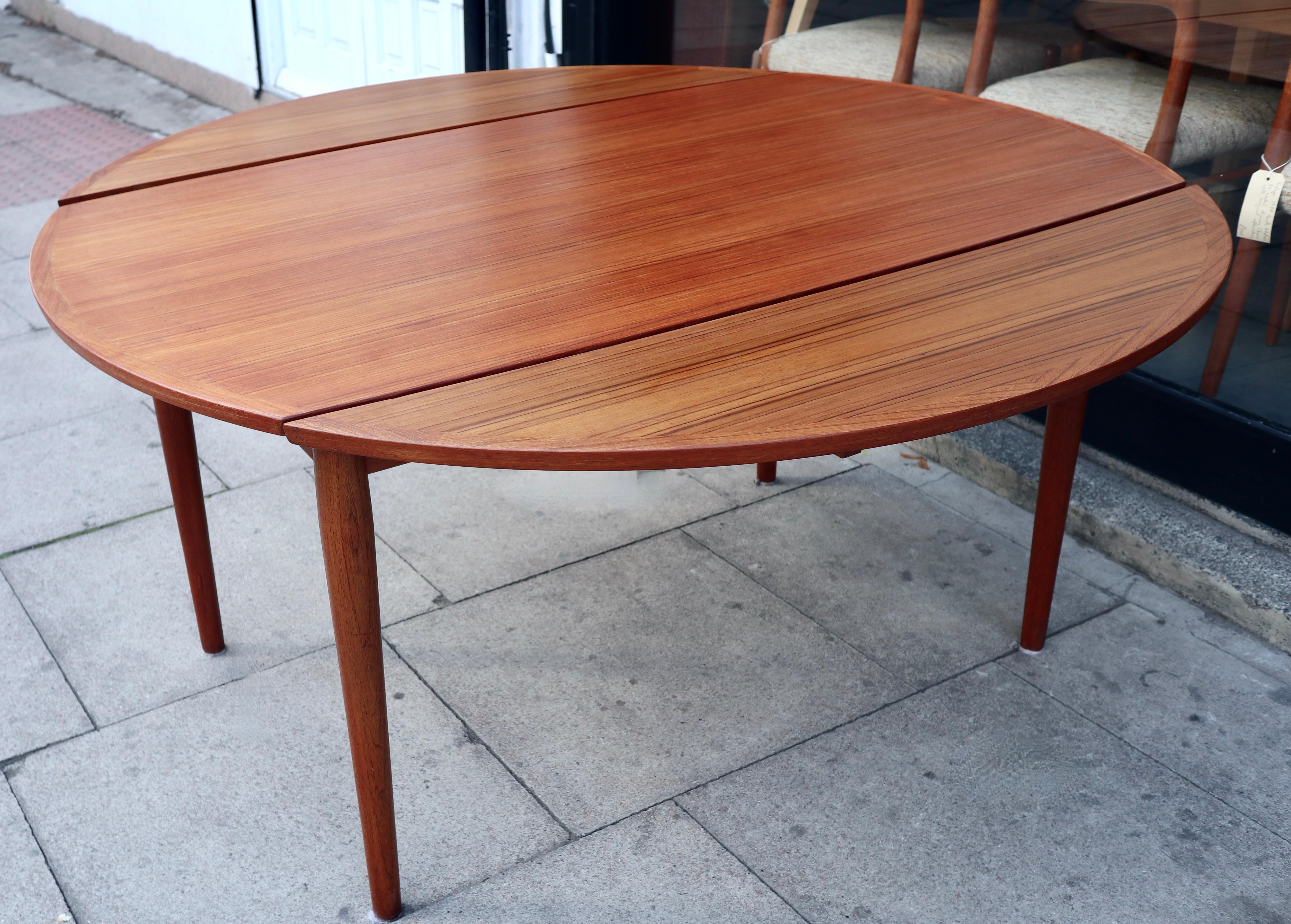 Quality vintage 1960s Teak Danish round extendable dining table  For Sale 10