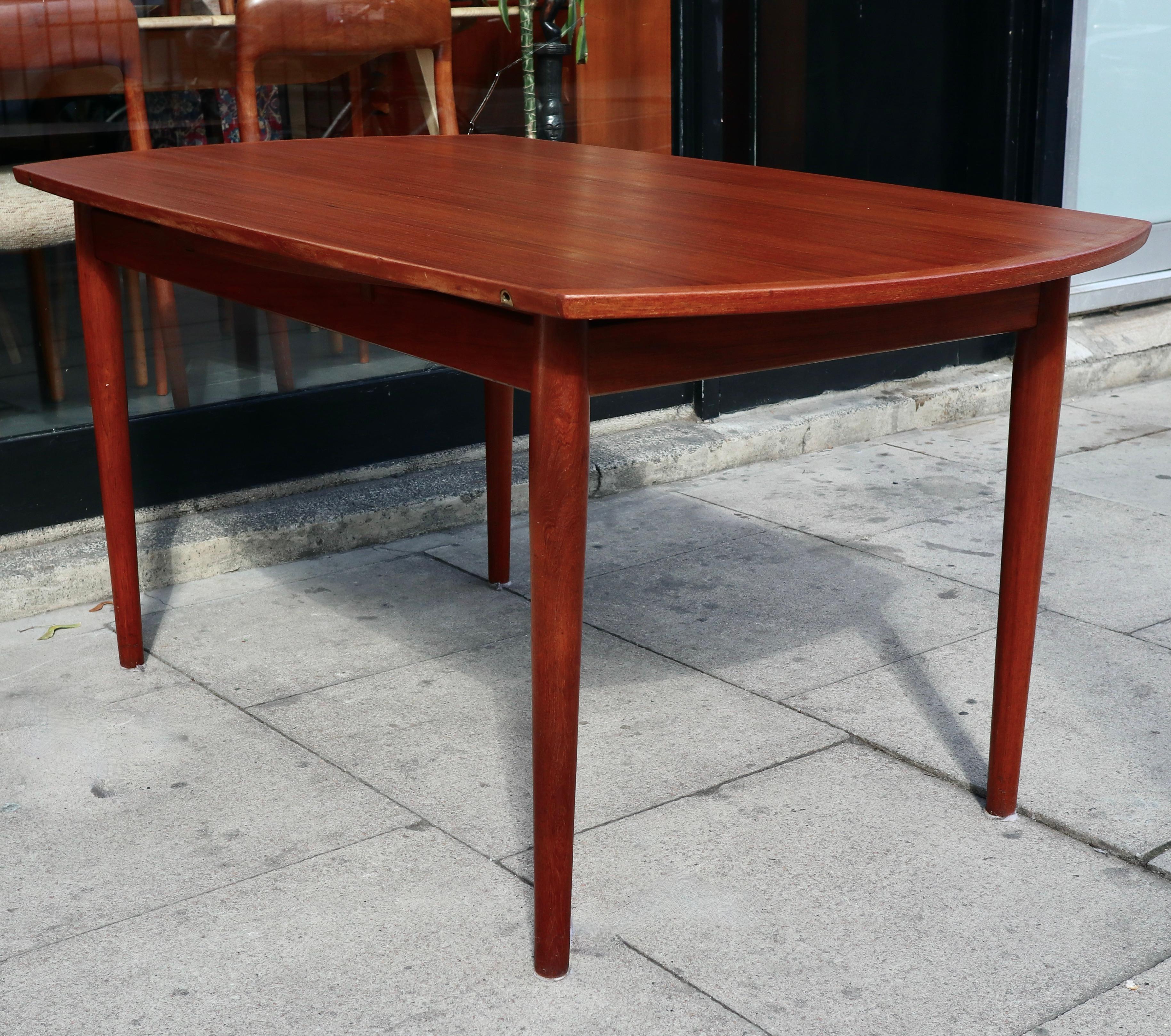 Quality vintage 1960s Teak Danish round extendable dining table  For Sale 11