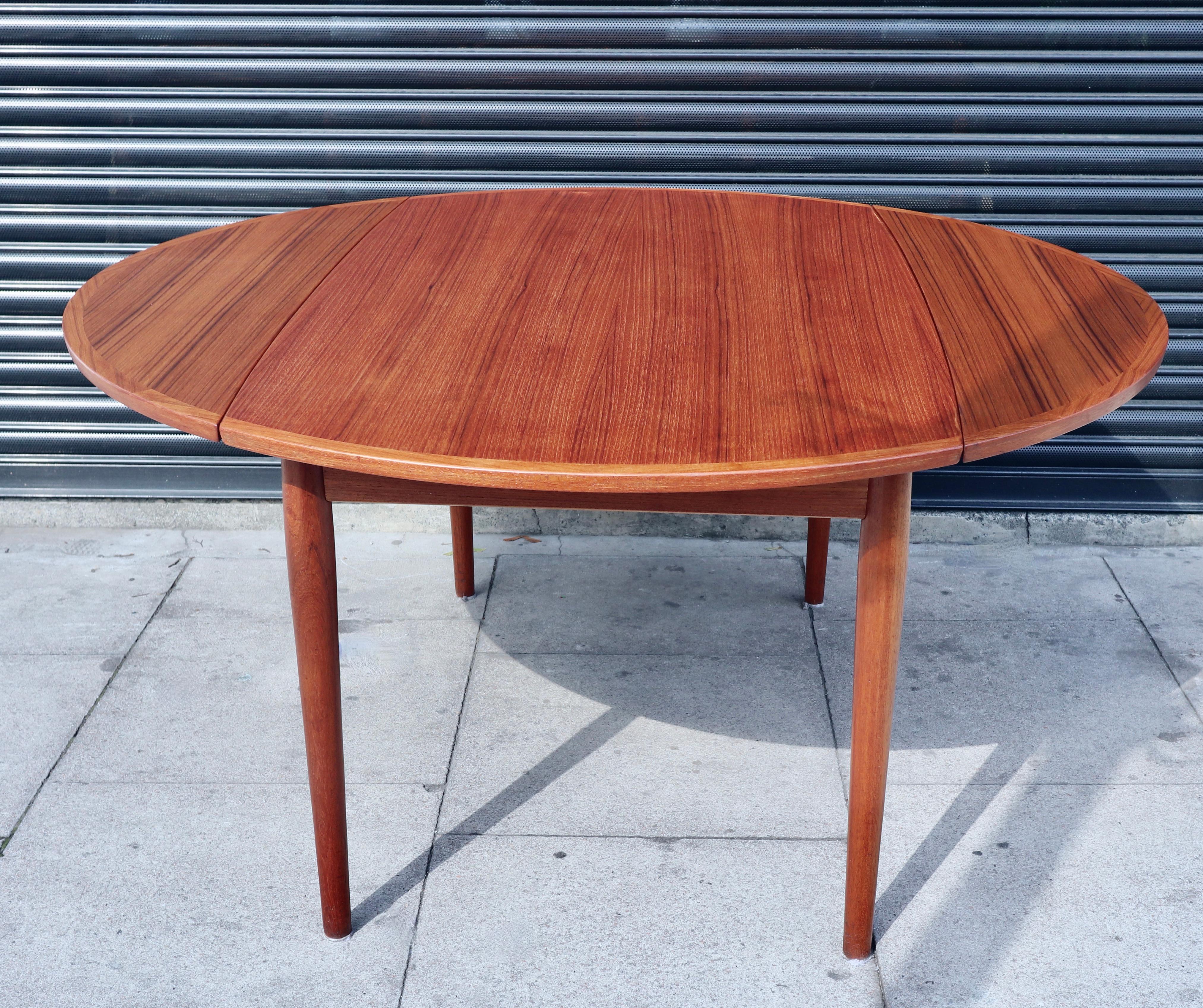Mid-Century Modern Quality vintage 1960s Teak Danish round extendable dining table  For Sale