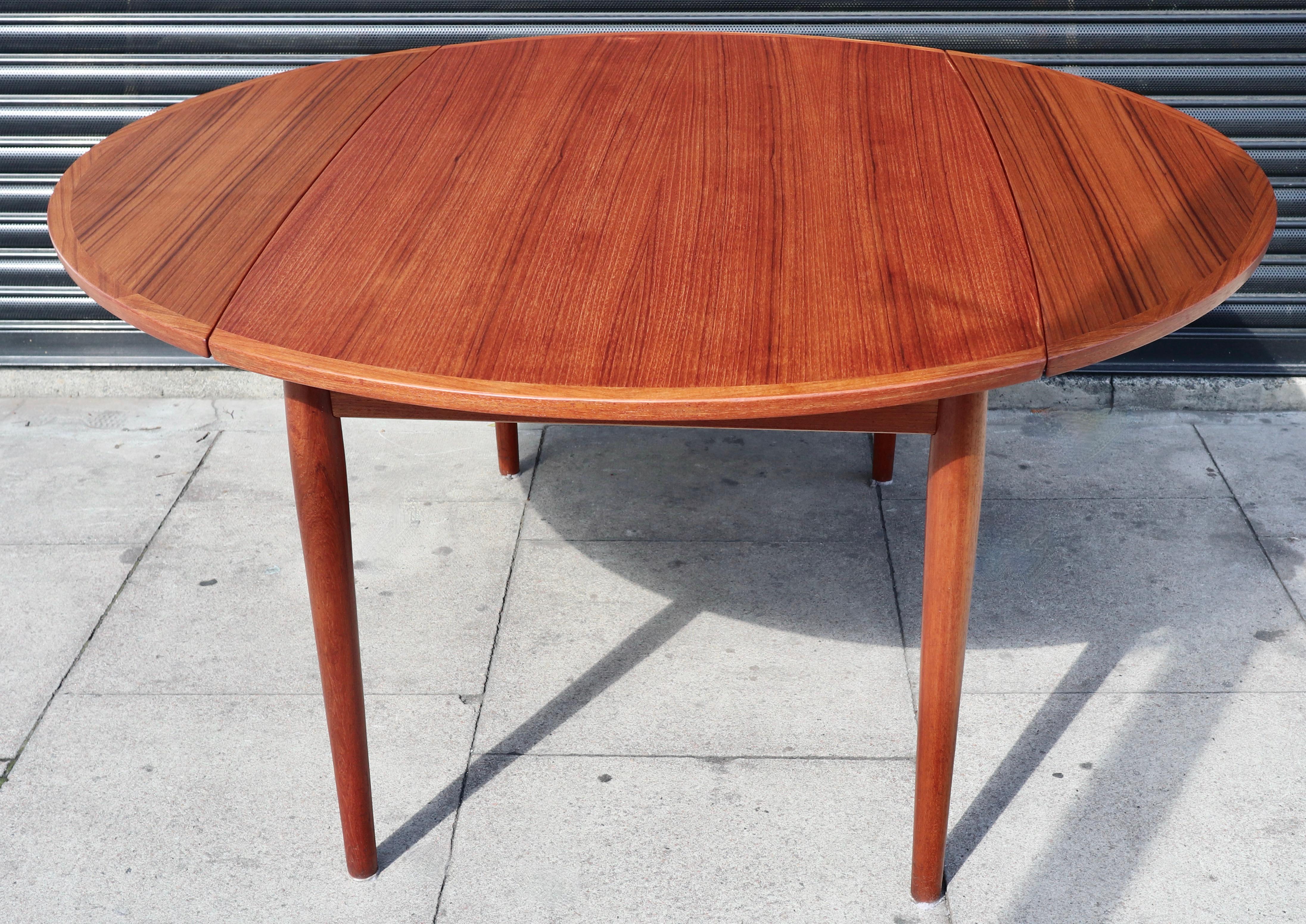 Quality vintage 1960s Teak Danish round extendable dining table  In Distressed Condition For Sale In London, GB