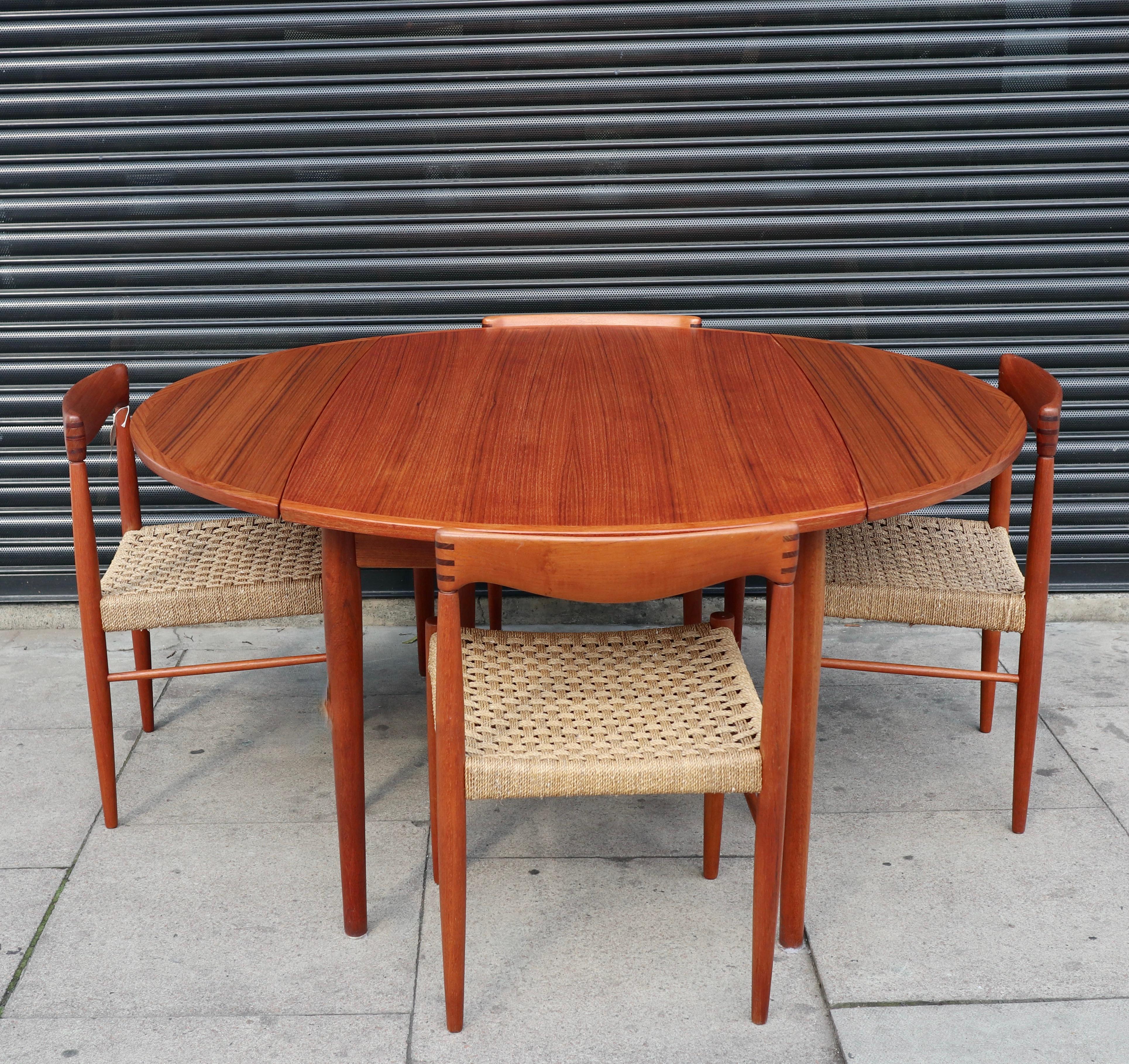 20th Century Quality vintage 1960s Teak Danish round extendable dining table  For Sale