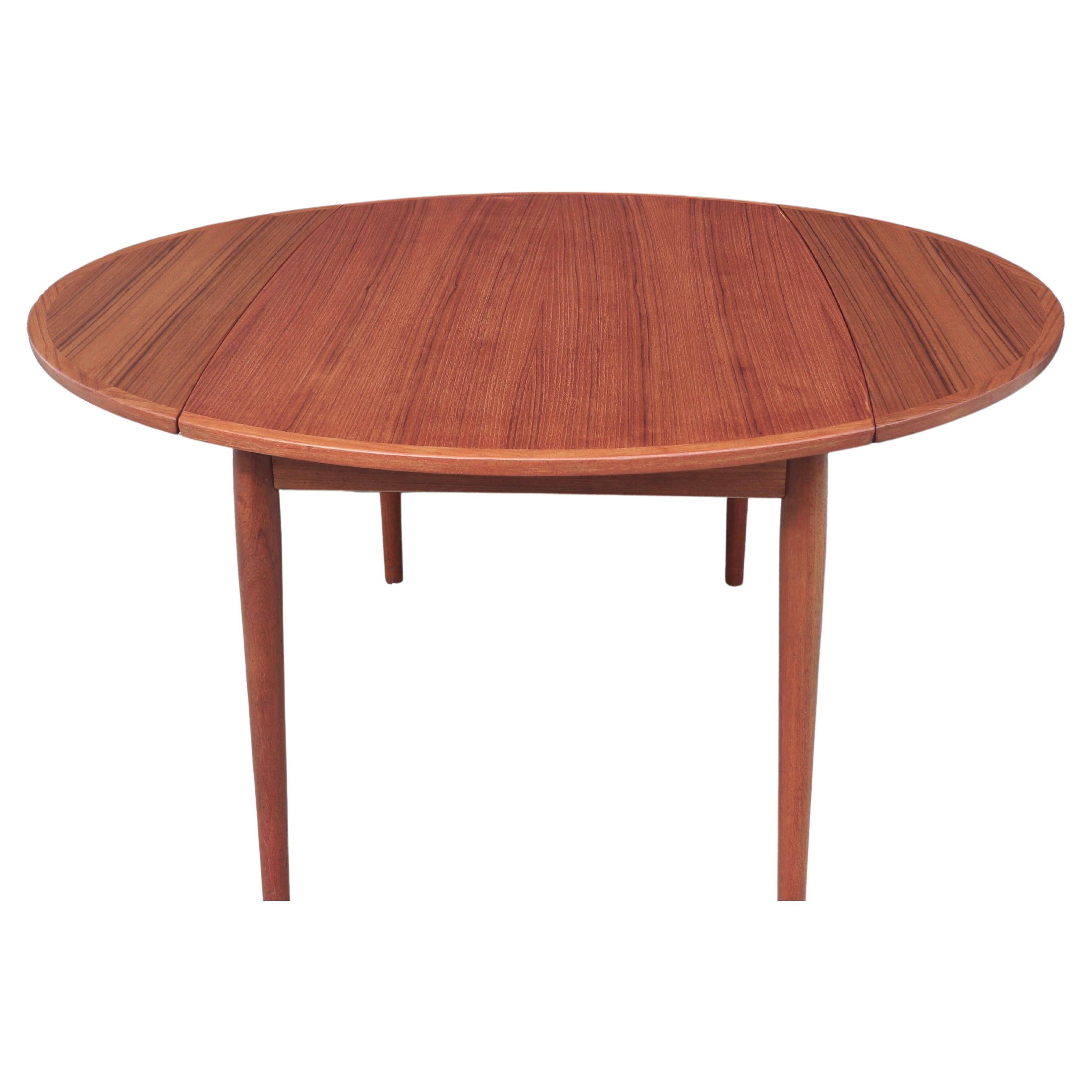 Quality vintage 1960s Teak Danish round extendable dining table  For Sale