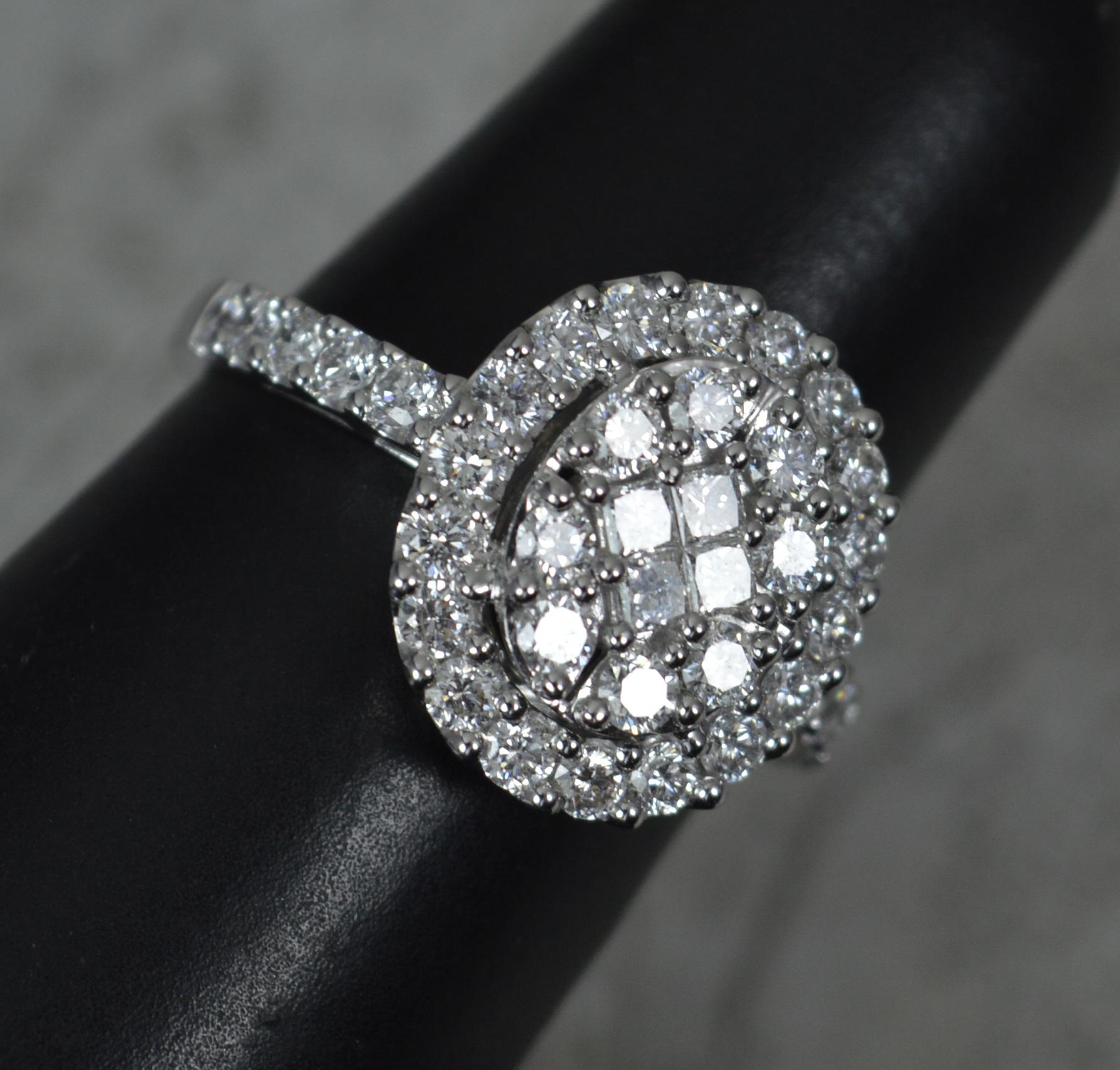 Quality Vs 1.25 Carat Diamond and 18 Carat White Gold Cluster Ring For Sale 5