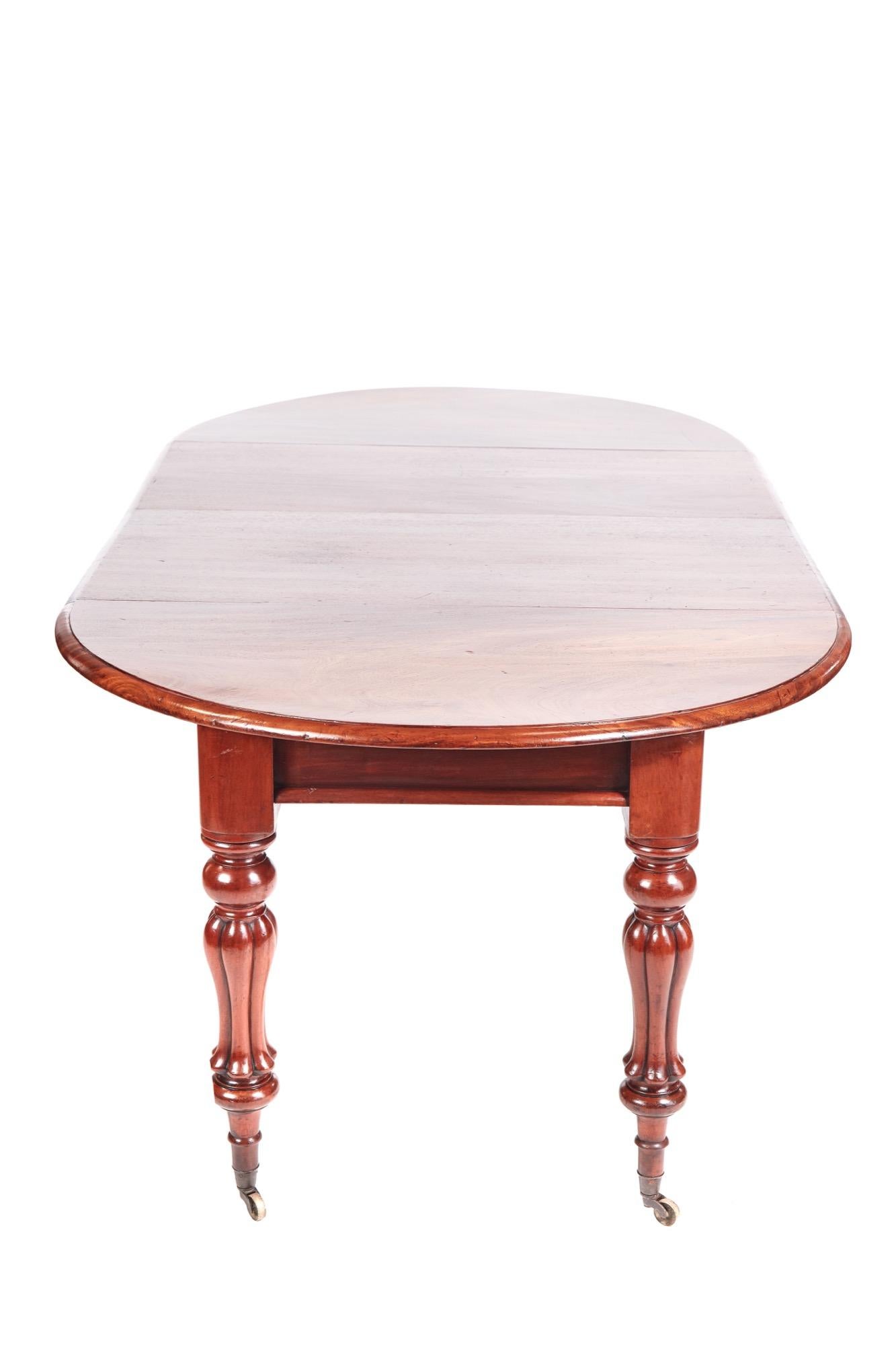 Quality Antique William IV mahogany extending dining table having a splendid quality mahogany top with a moulded edge, it boasts two large extra leaves and also makes a perfect round table. It stands on four elegantly shaped reeded legs with
